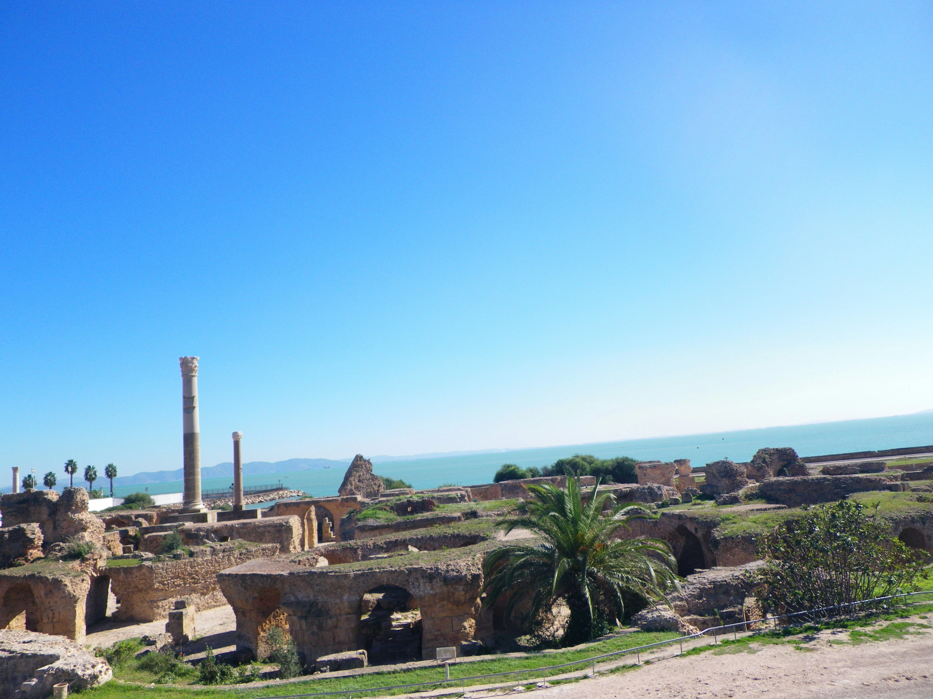 Vestiges des thermes d'Antonin à Carthage, face à la mer