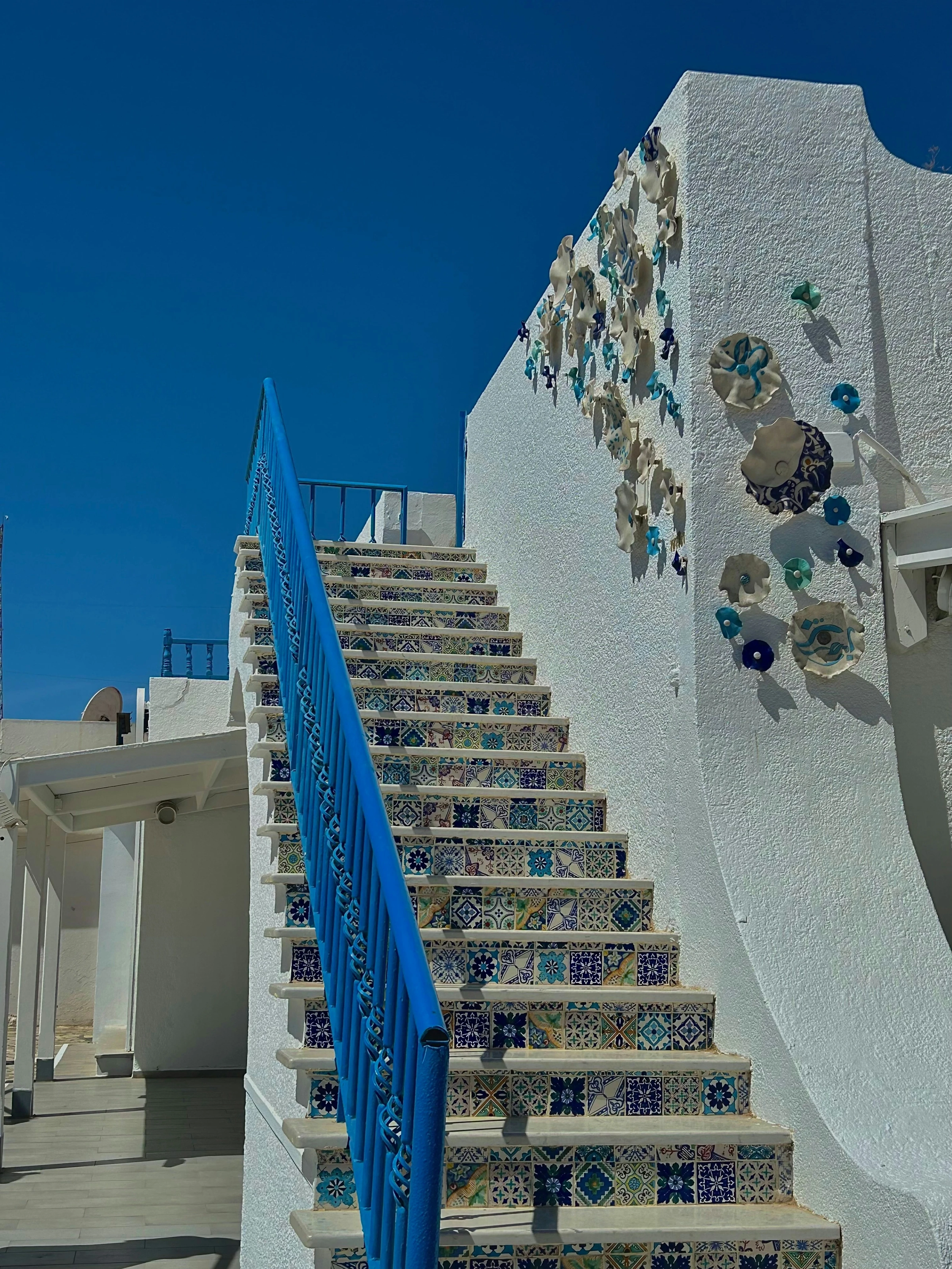 Escalier traditionnel en céramique bleue et blanche à Djerba, Tunisie