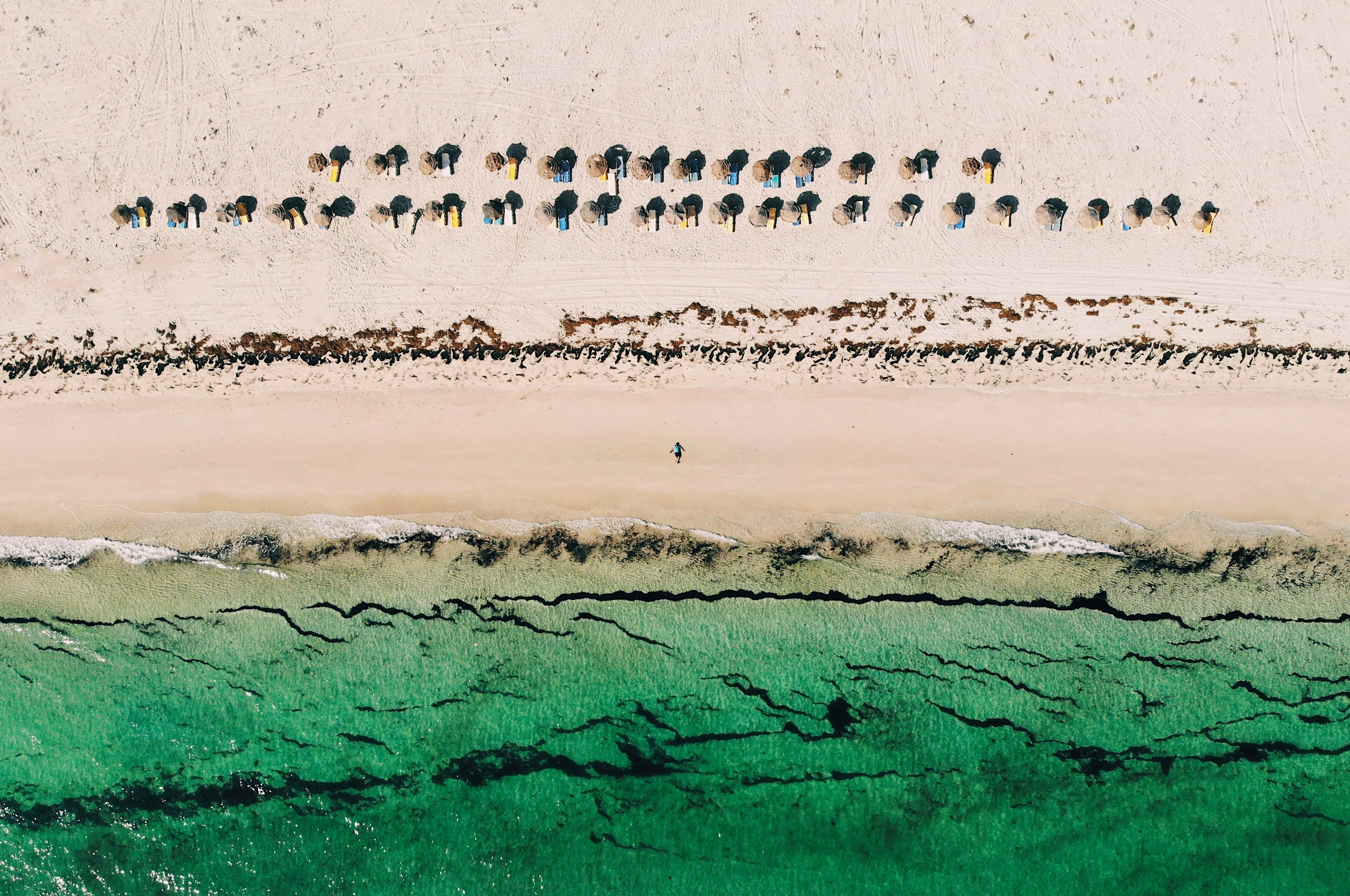 Vue aérienne de la plage de Djerba, sable blanc et mer turquoise