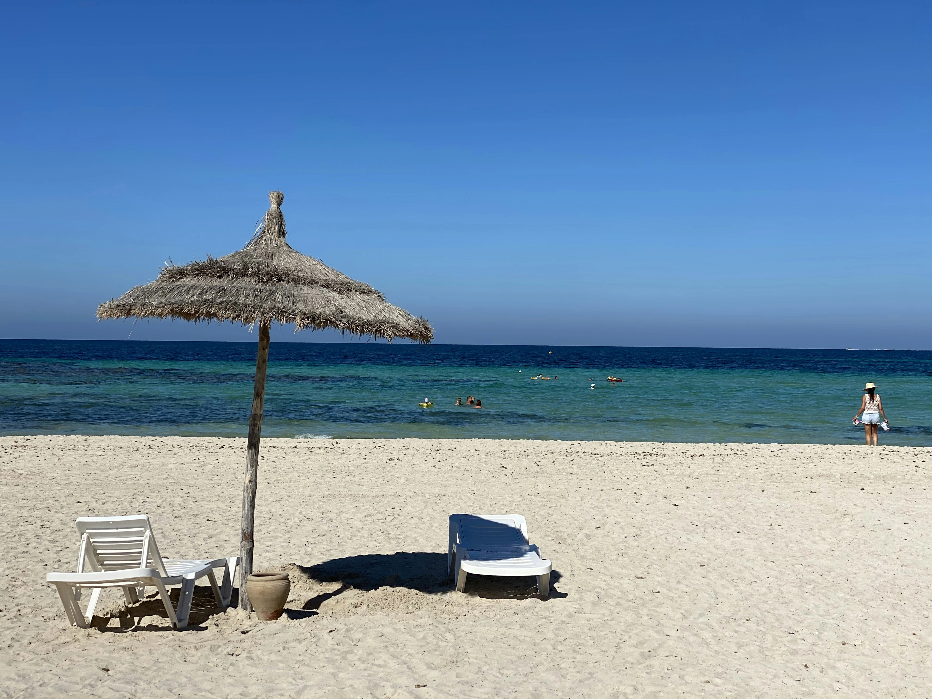 Parasol traditionnel sur une plage de Djerba