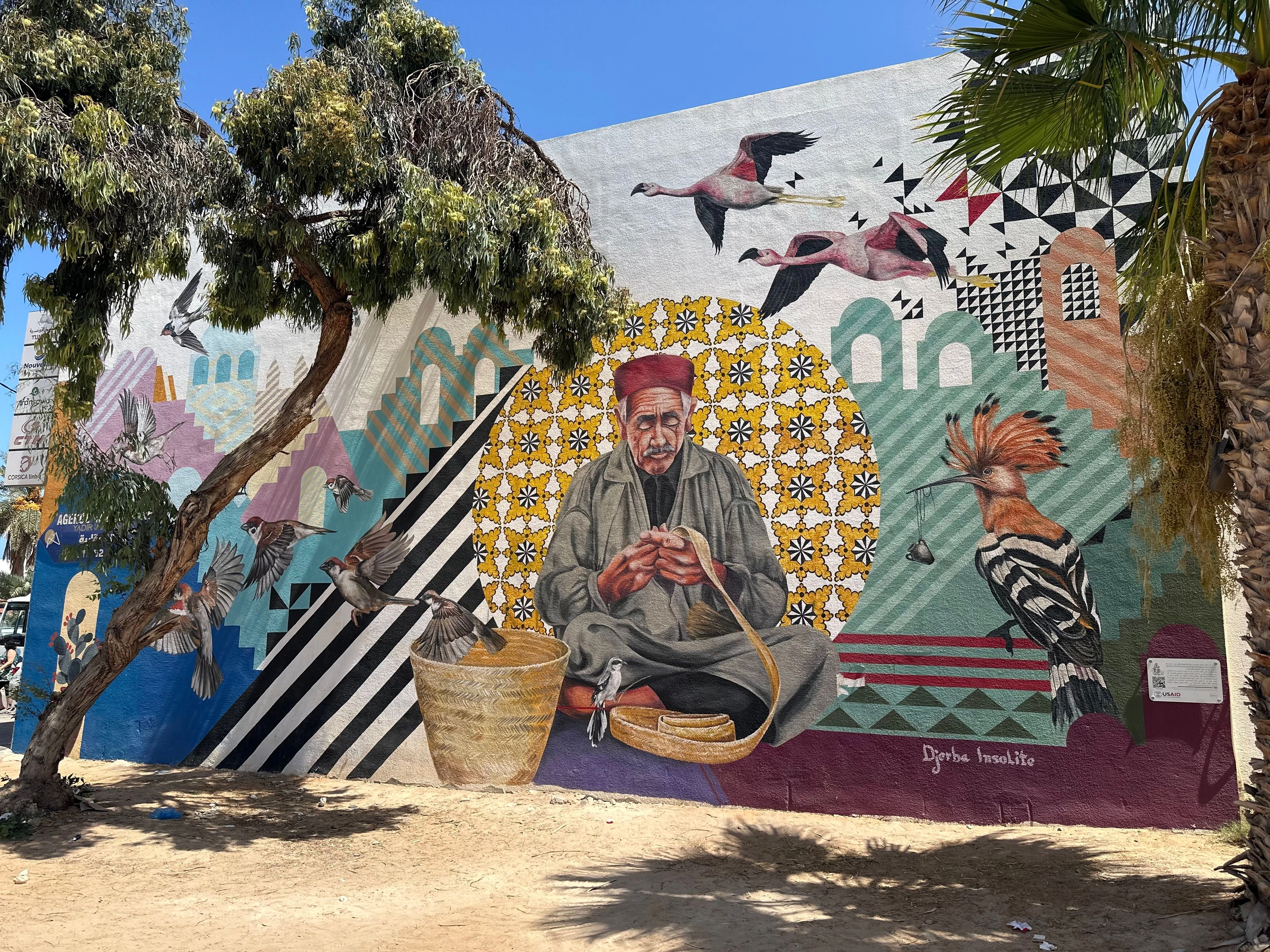 Fresque de street art colorée à Djerbahood, village d'Erriadh