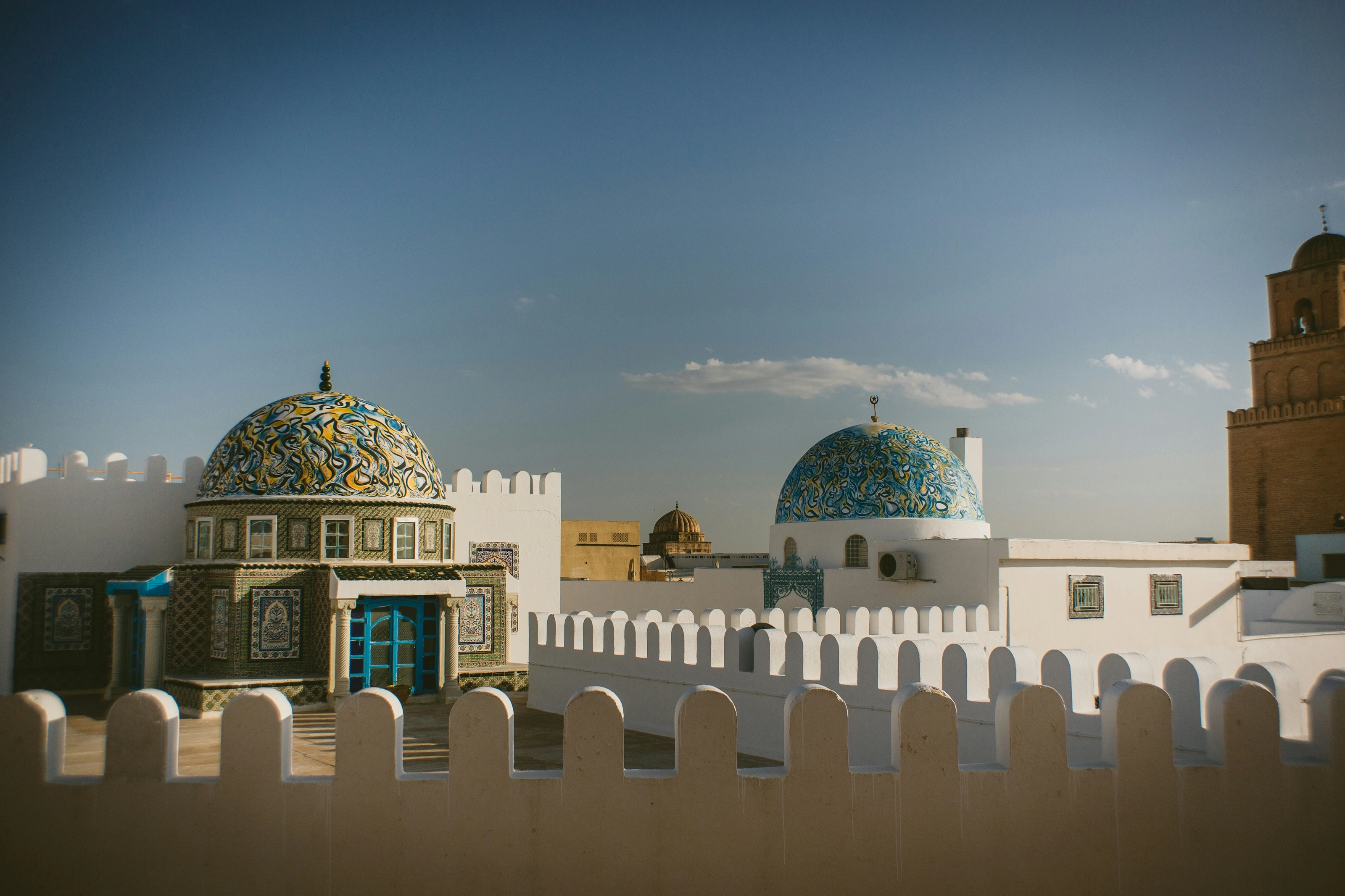 Dômes mosaïqués de Kairouan au coucher du soleil