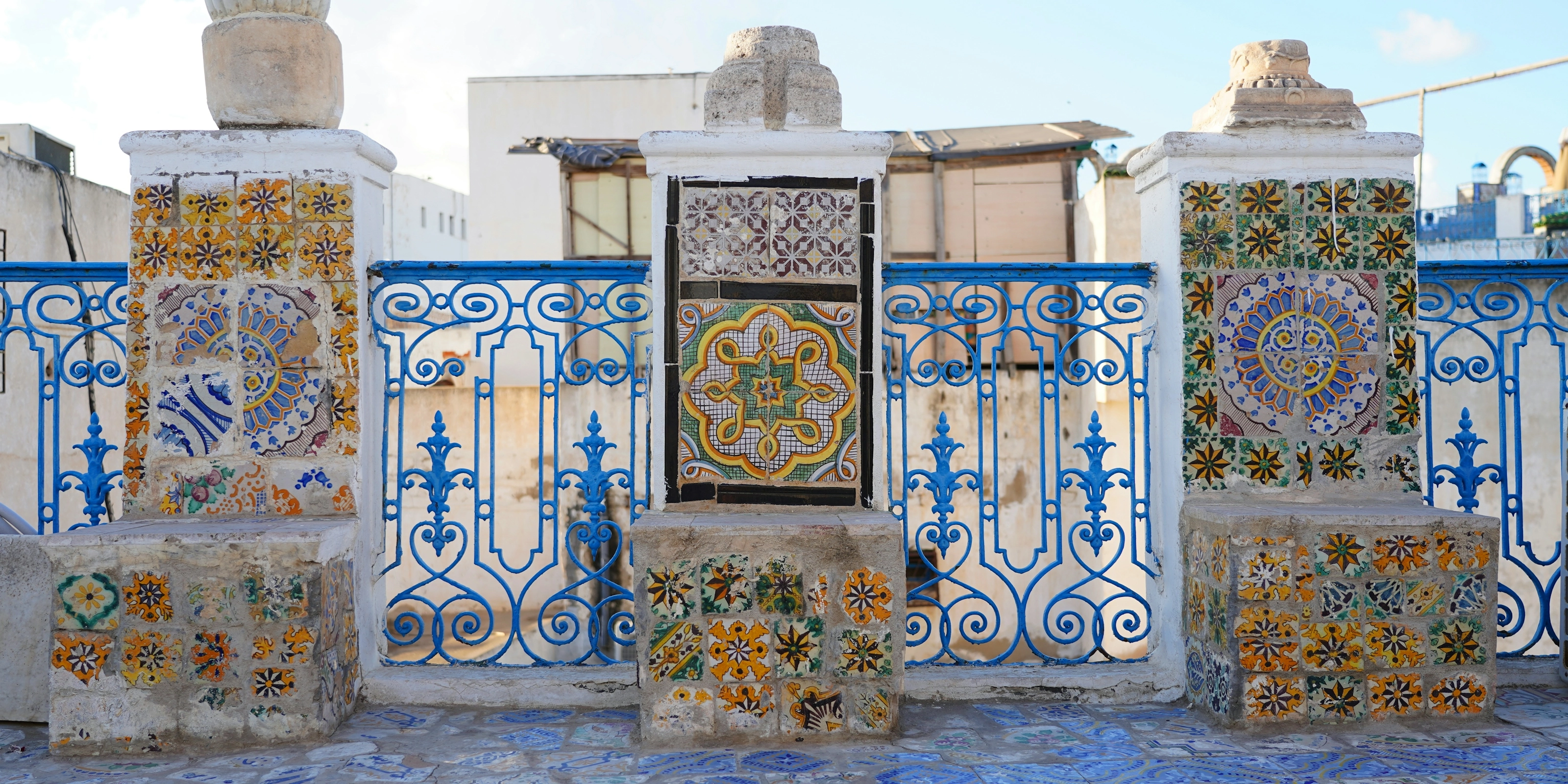 La Goulette, mosaïques et ferronneries bleues et blanches