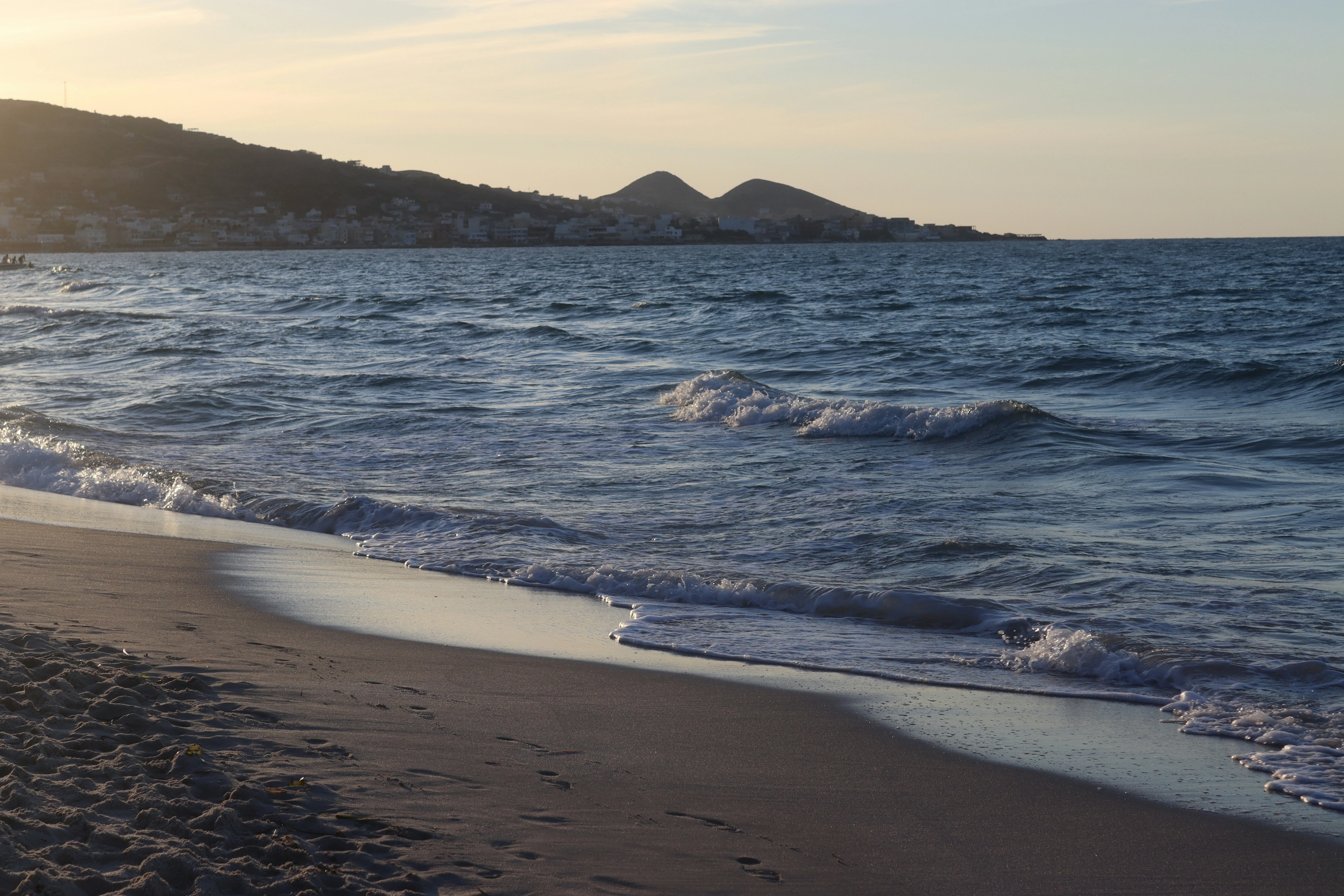 Plage de Raf Raf au coucher du soleil, vue sur le Cap Farina