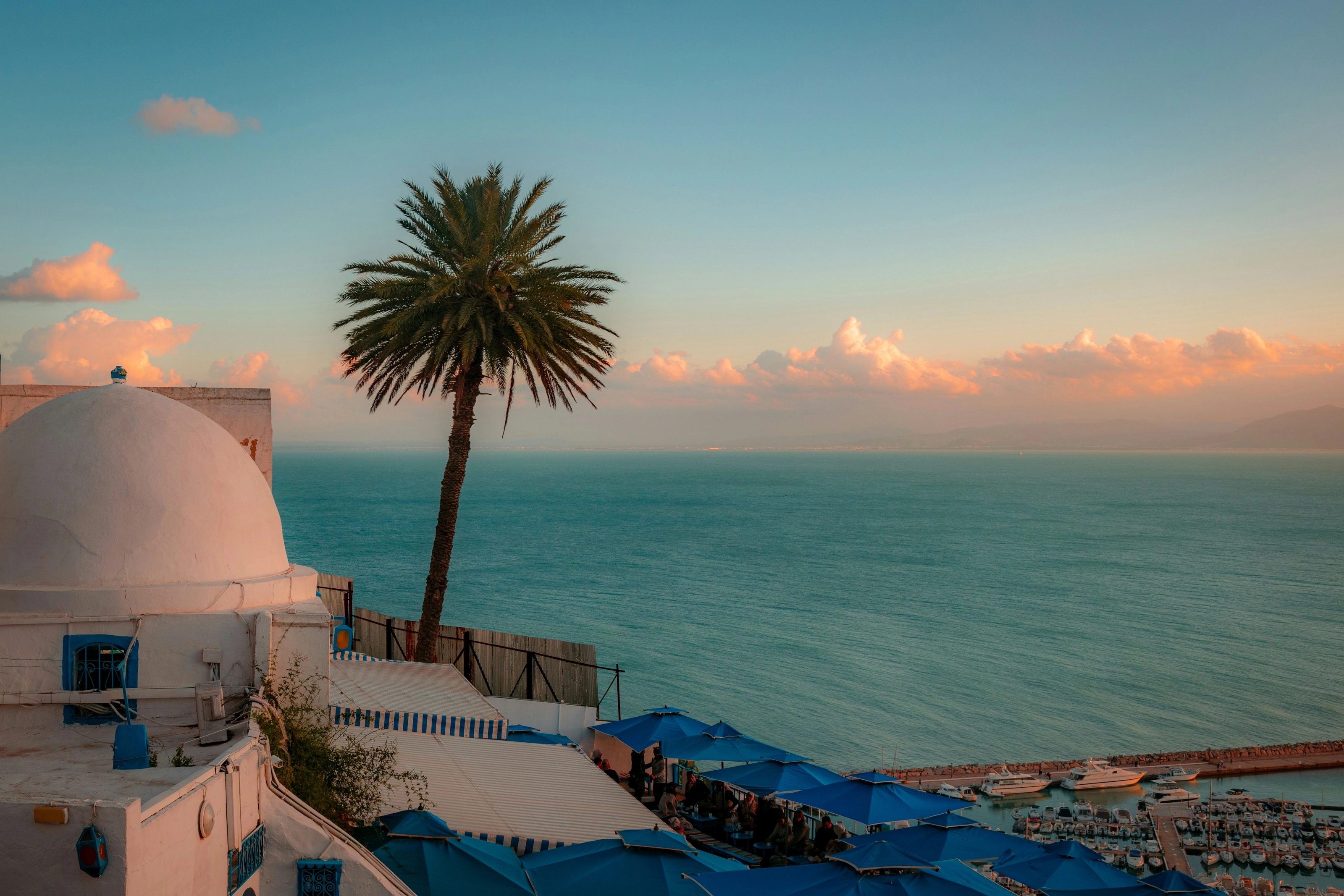 Sidi Bou Saïd au coucher du soleil, vue sur le golfe de Tunis