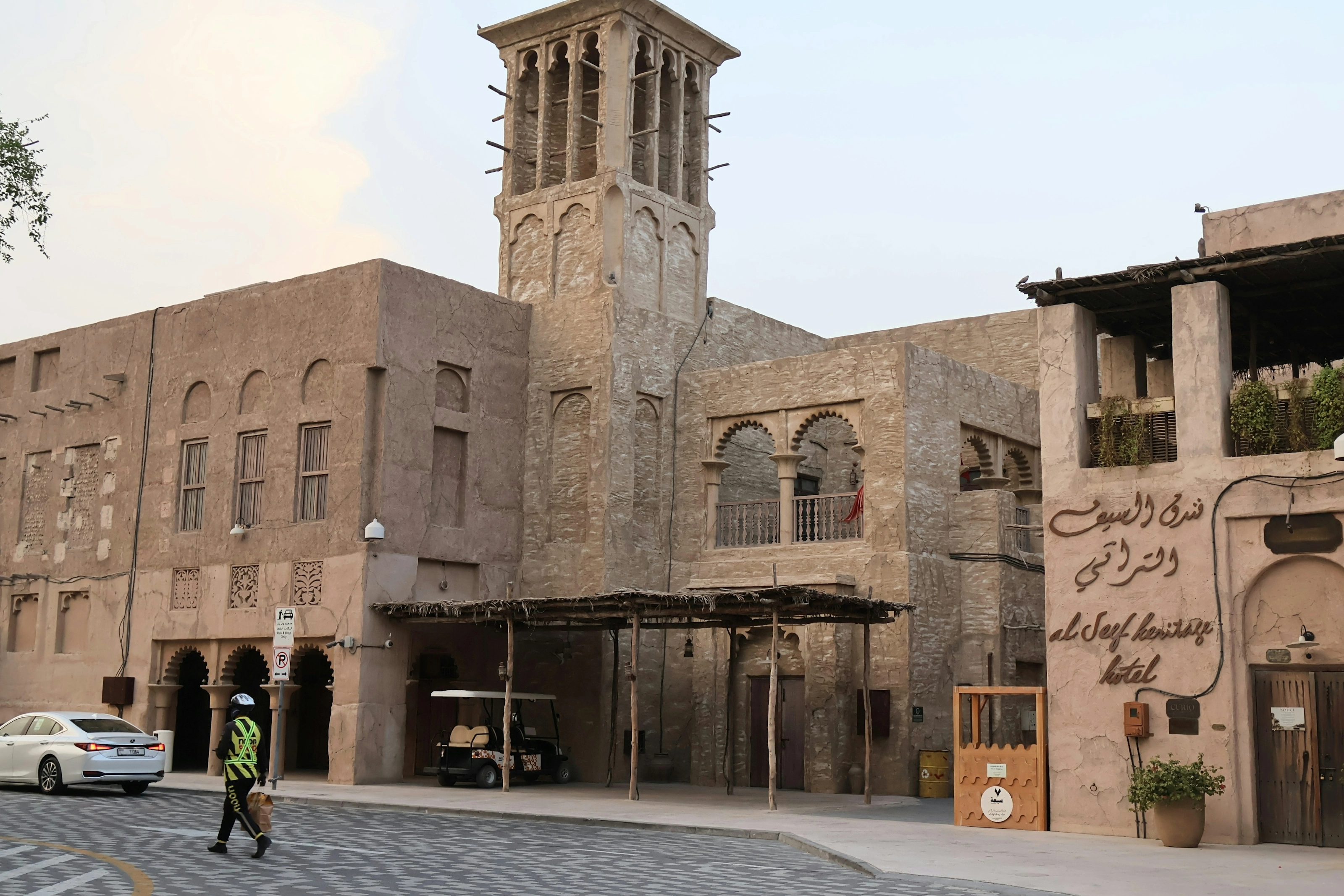 Bâtiment traditionnel à tour à vent dans le quartier historique d'Al Seef, Dubaï