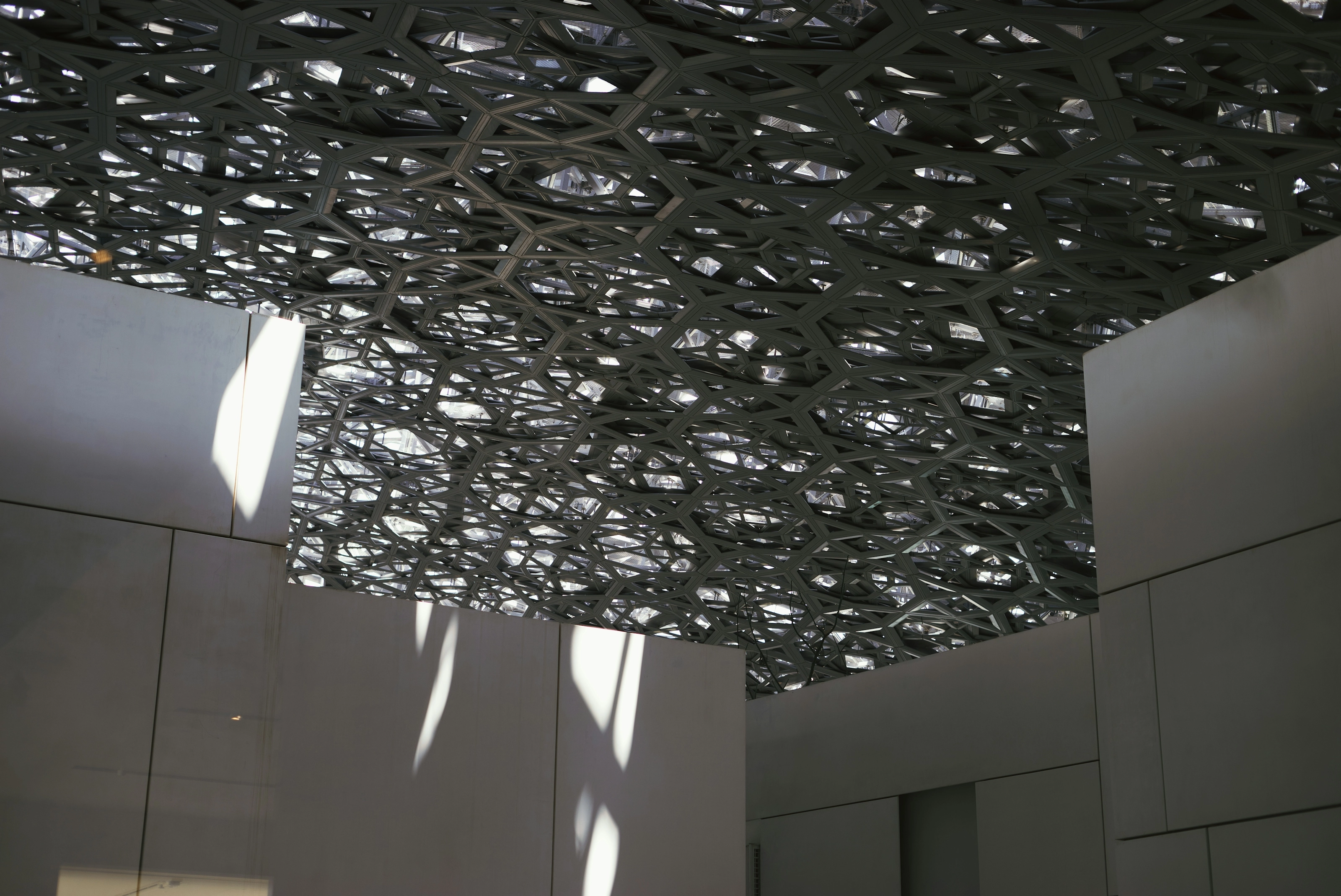 Coupole ajourée du Louvre Abu Dhabi laissant filtrer la lumière