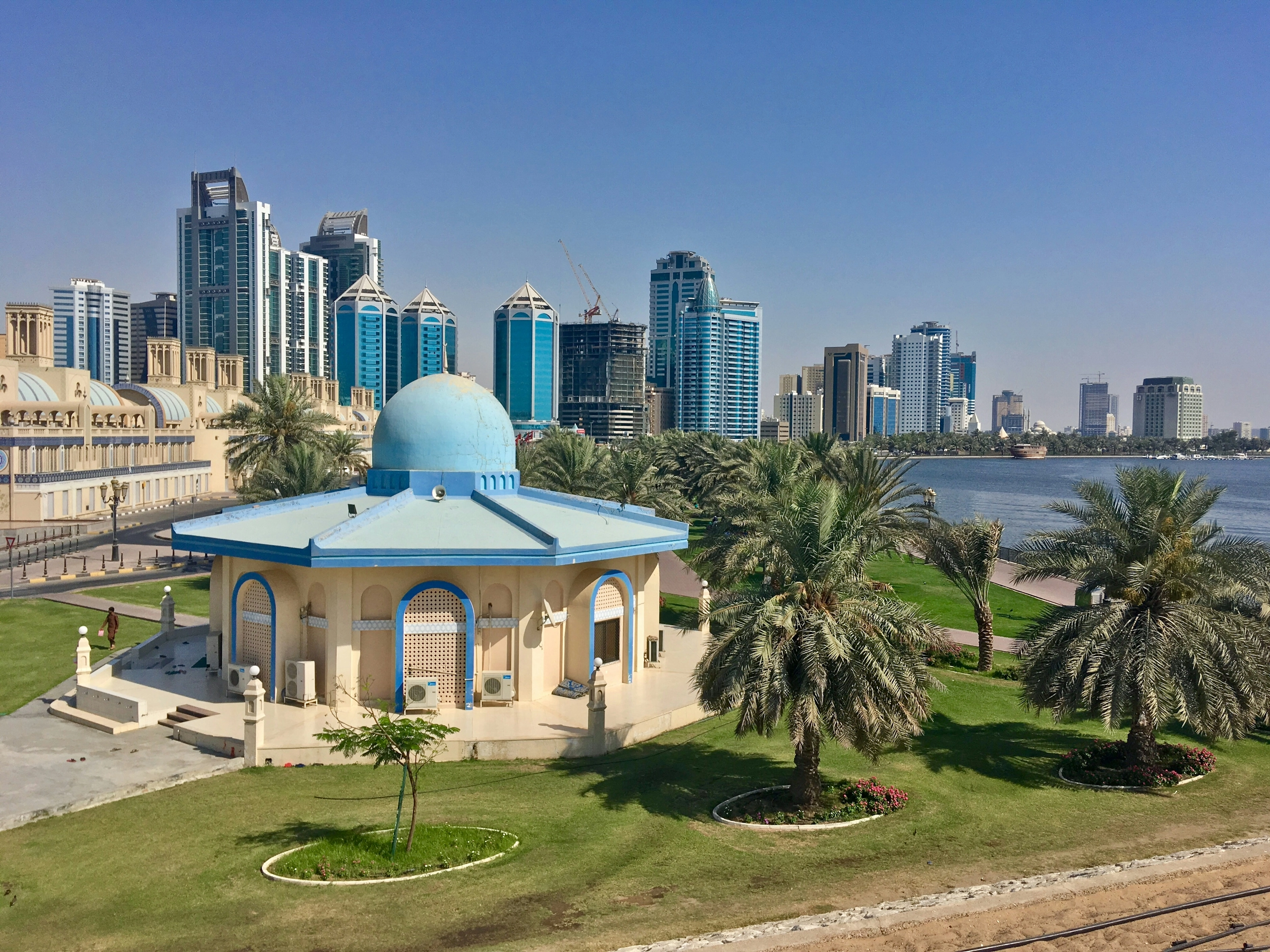 Pavillon traditionnel au dôme bleu face au front de mer de Sharjah