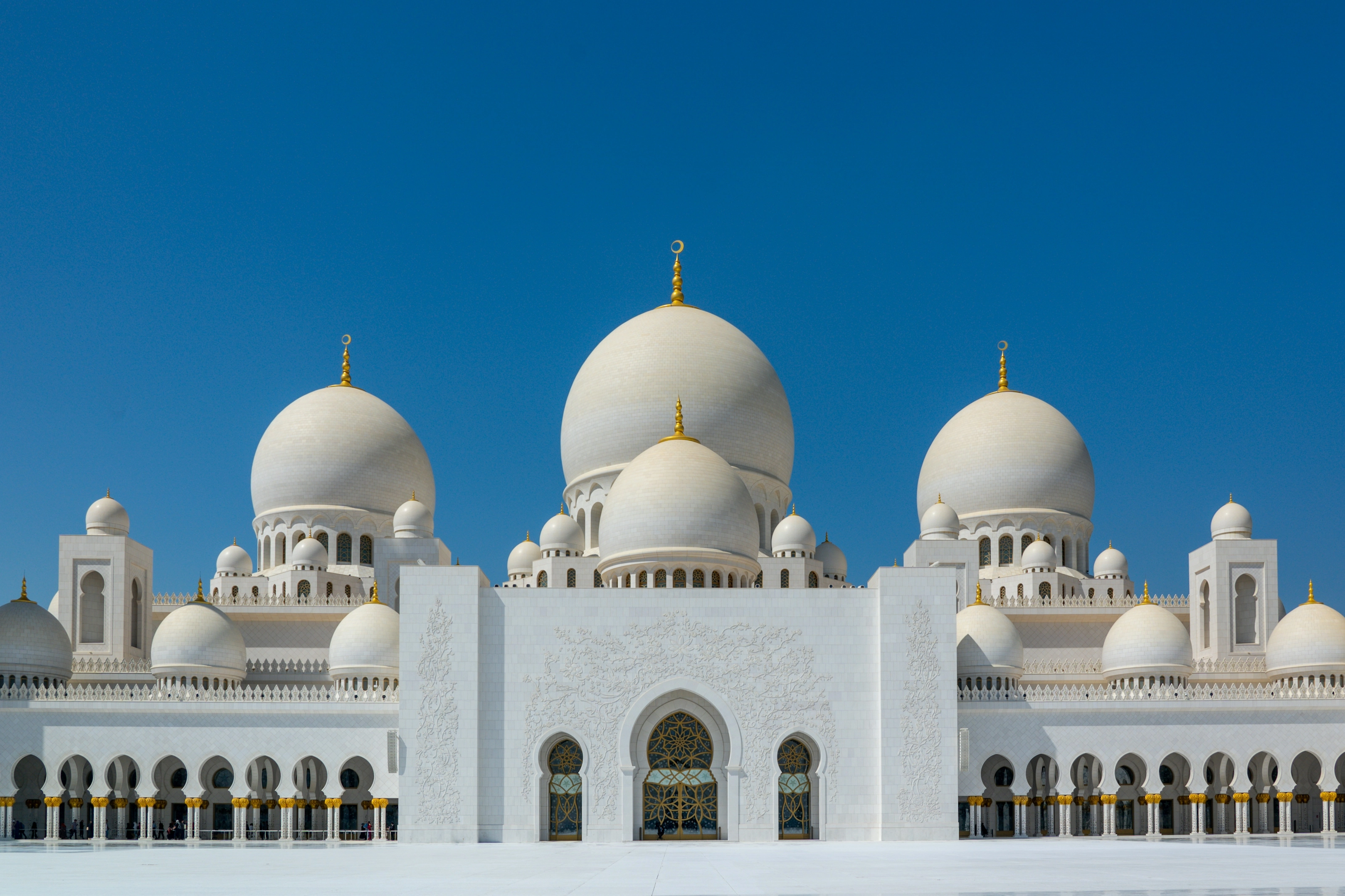 Dômes blancs de la Grande Mosquée Sheikh Zayed en plein jour, Abu Dhabi