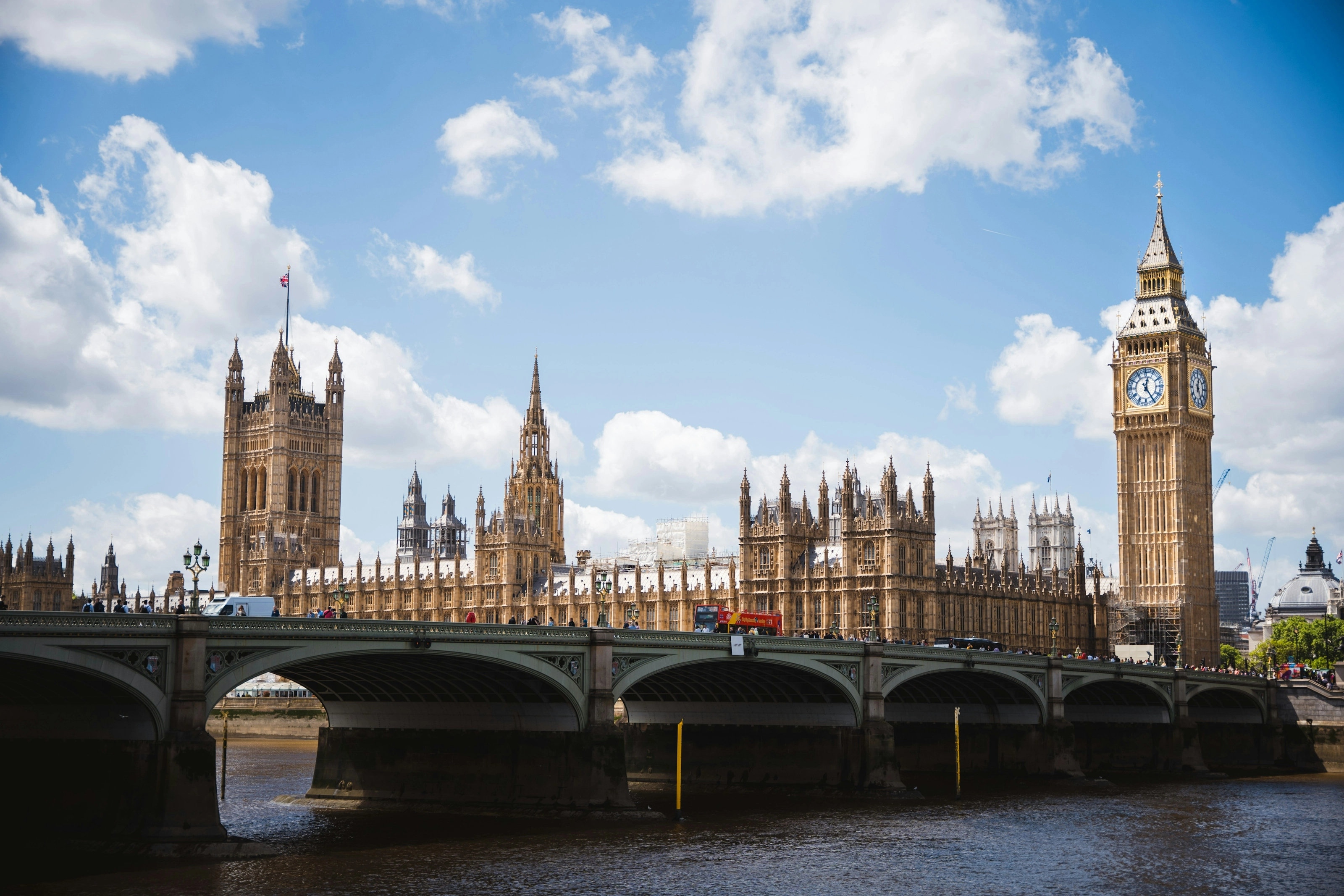 Palais de Westminster et Big Ben depuis le pont face à la Tamise