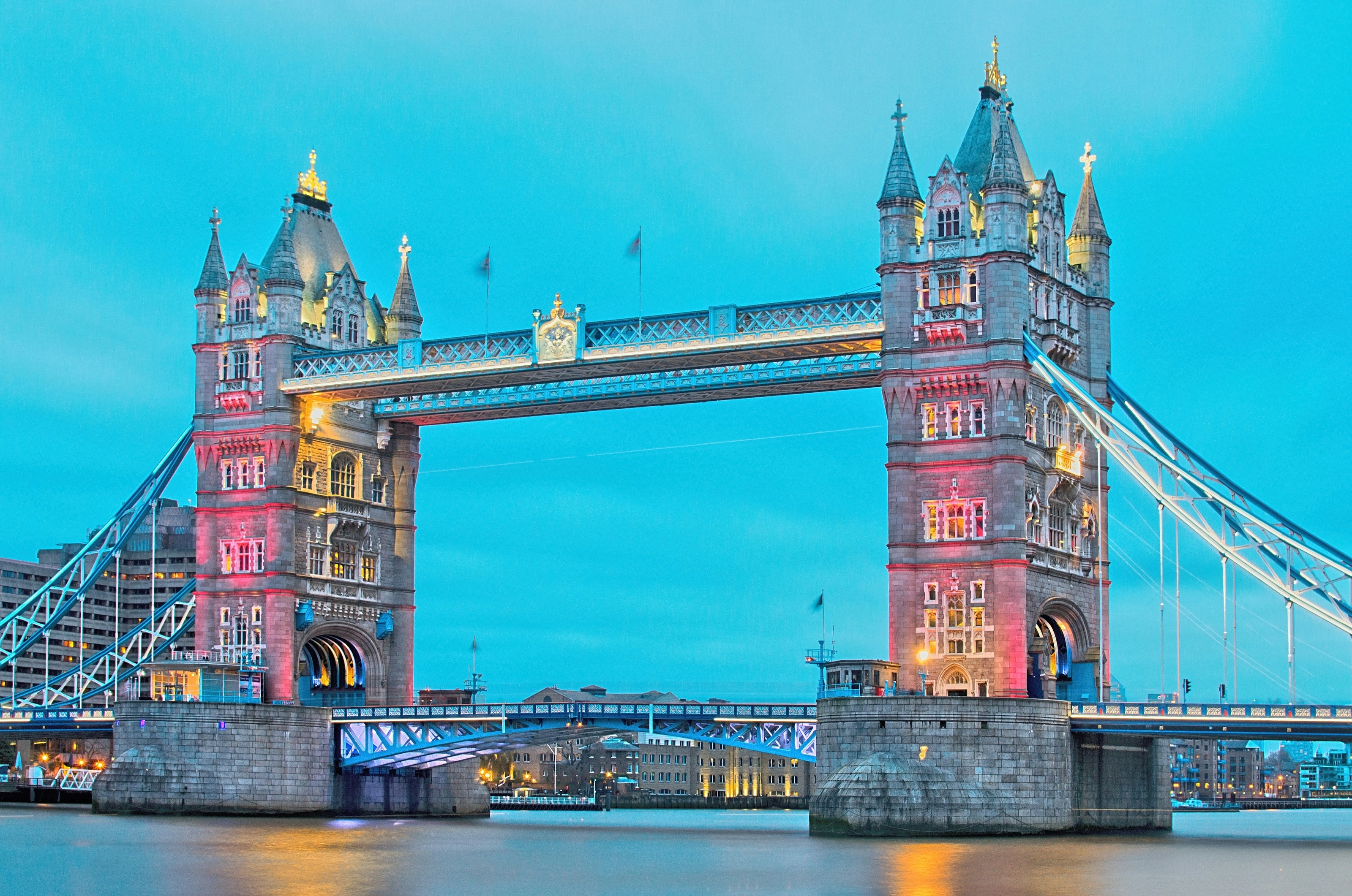 Tower Bridge illuminé au crépuscule, Londres