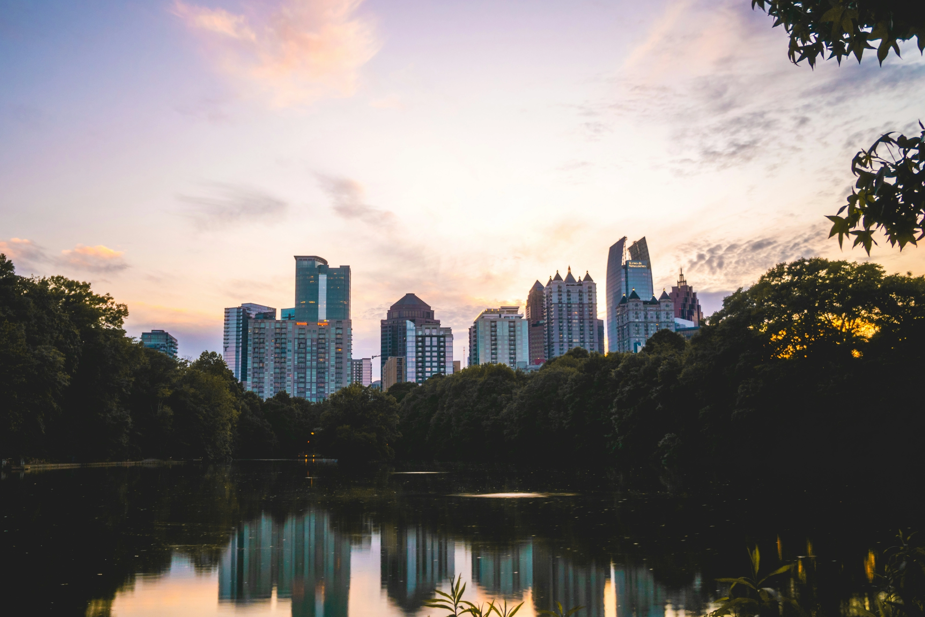 Piedmont Park au coucher du soleil, skyline d'Atlanta