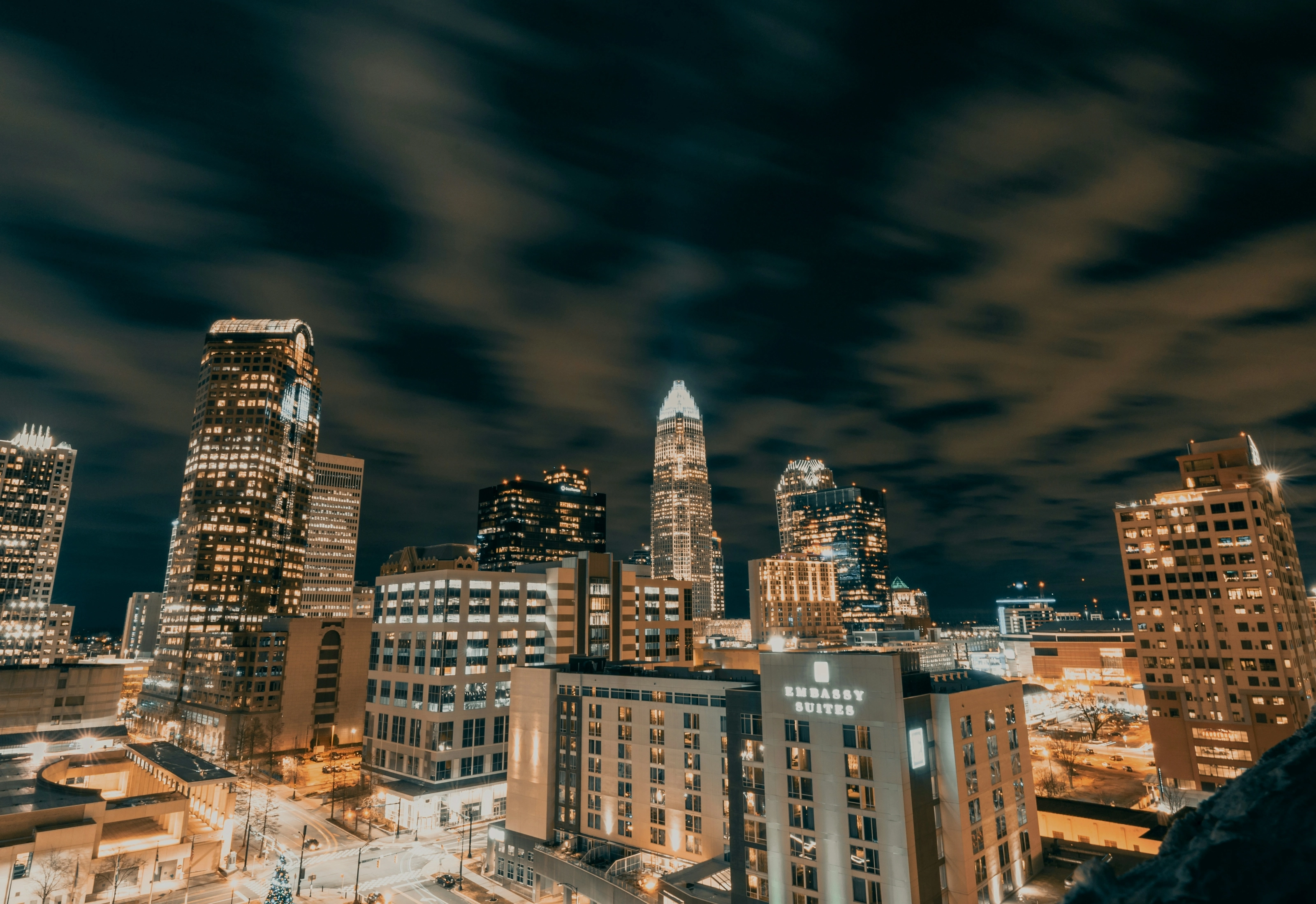 Gratte-ciel du centre-ville de Charlotte illuminés la nuit