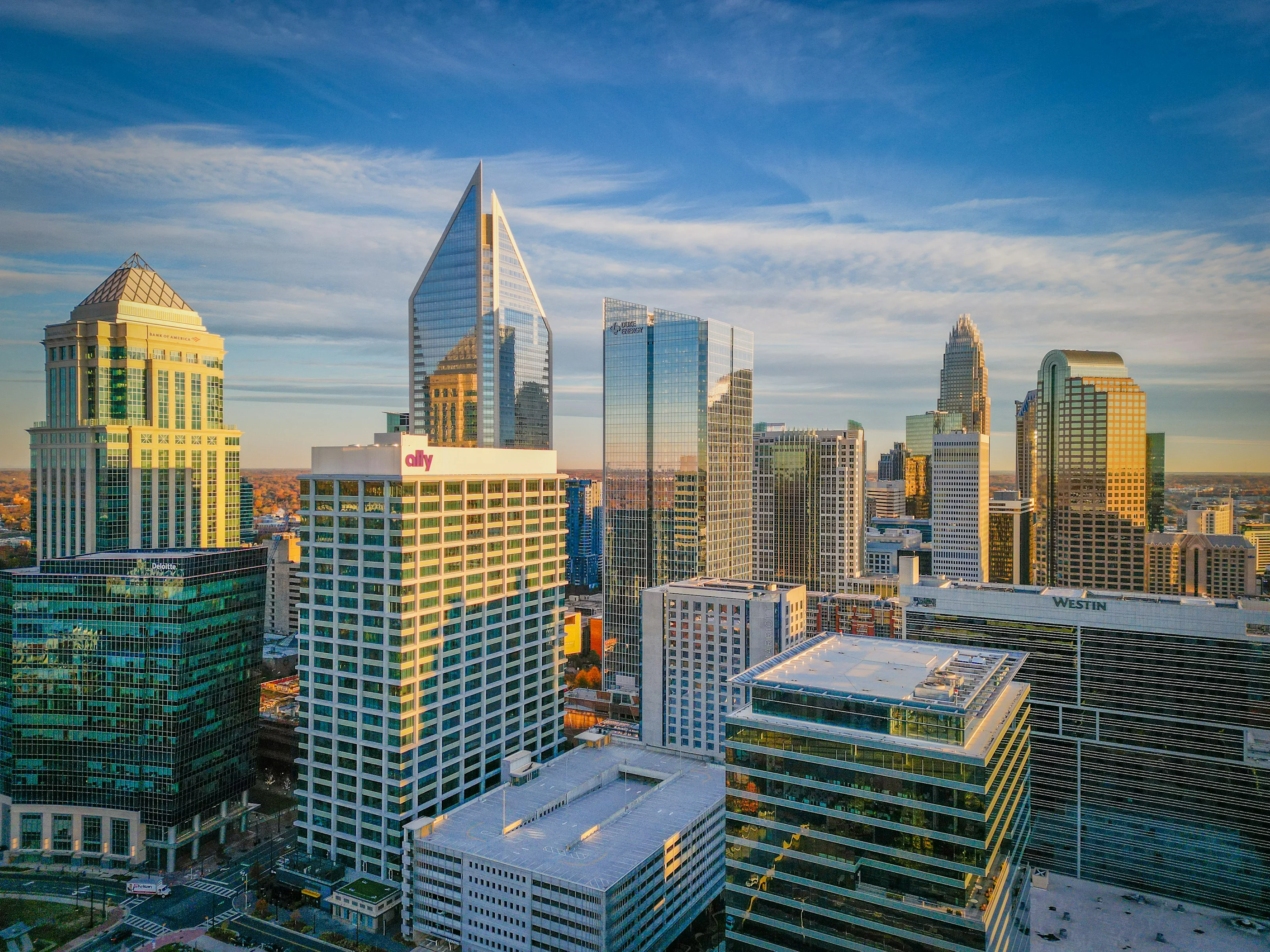 Skyline von Uptown Charlotte aus der Vogelperspektive bei Sonnenuntergang