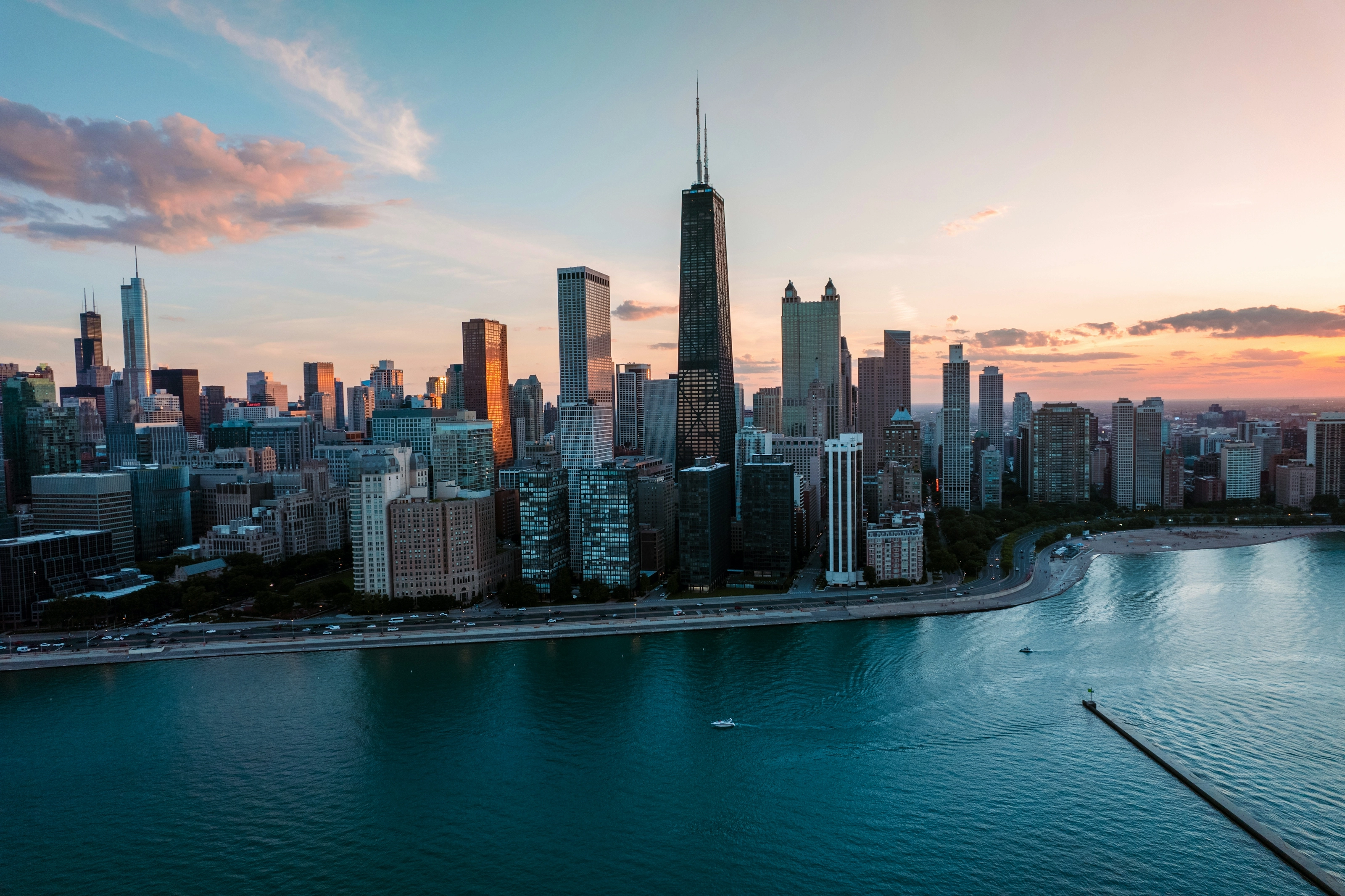 Skyline de Chicago vu depuis le lac Michigan au coucher du soleil