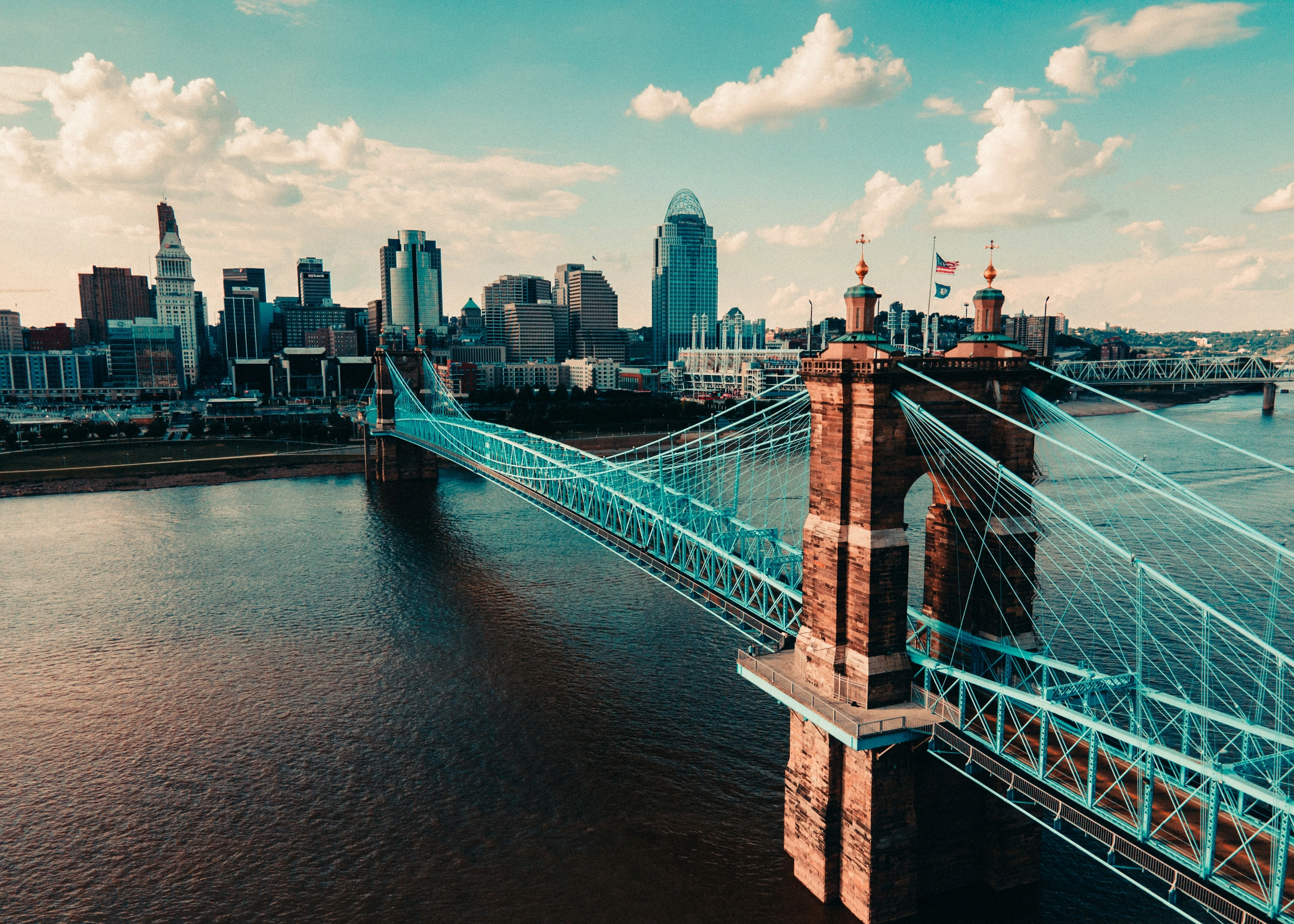 Pont suspendu Roebling et skyline de Cincinnati de jour