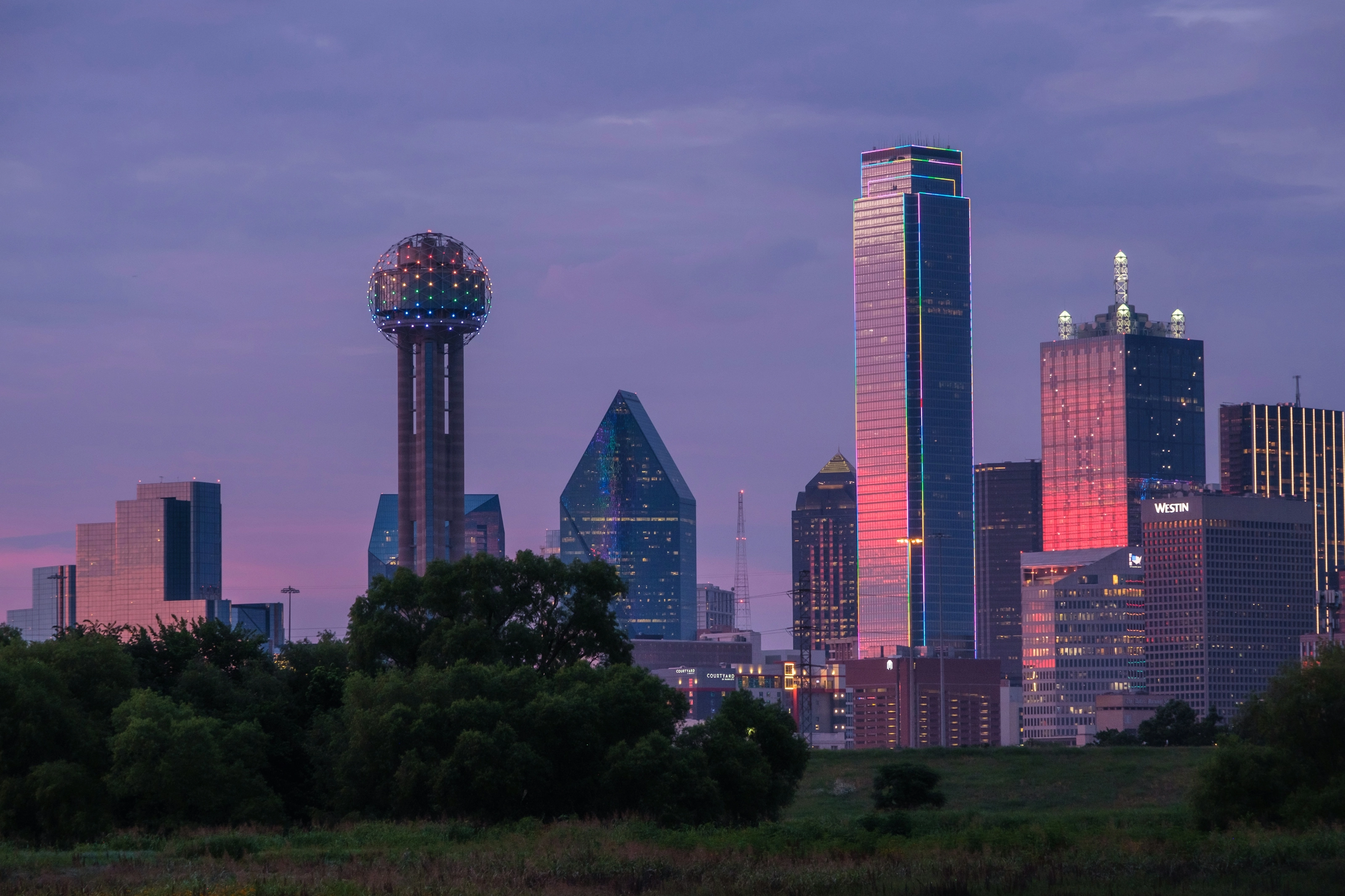 Reunion Tower et gratte-ciel de Downtown Dallas au coucher du soleil