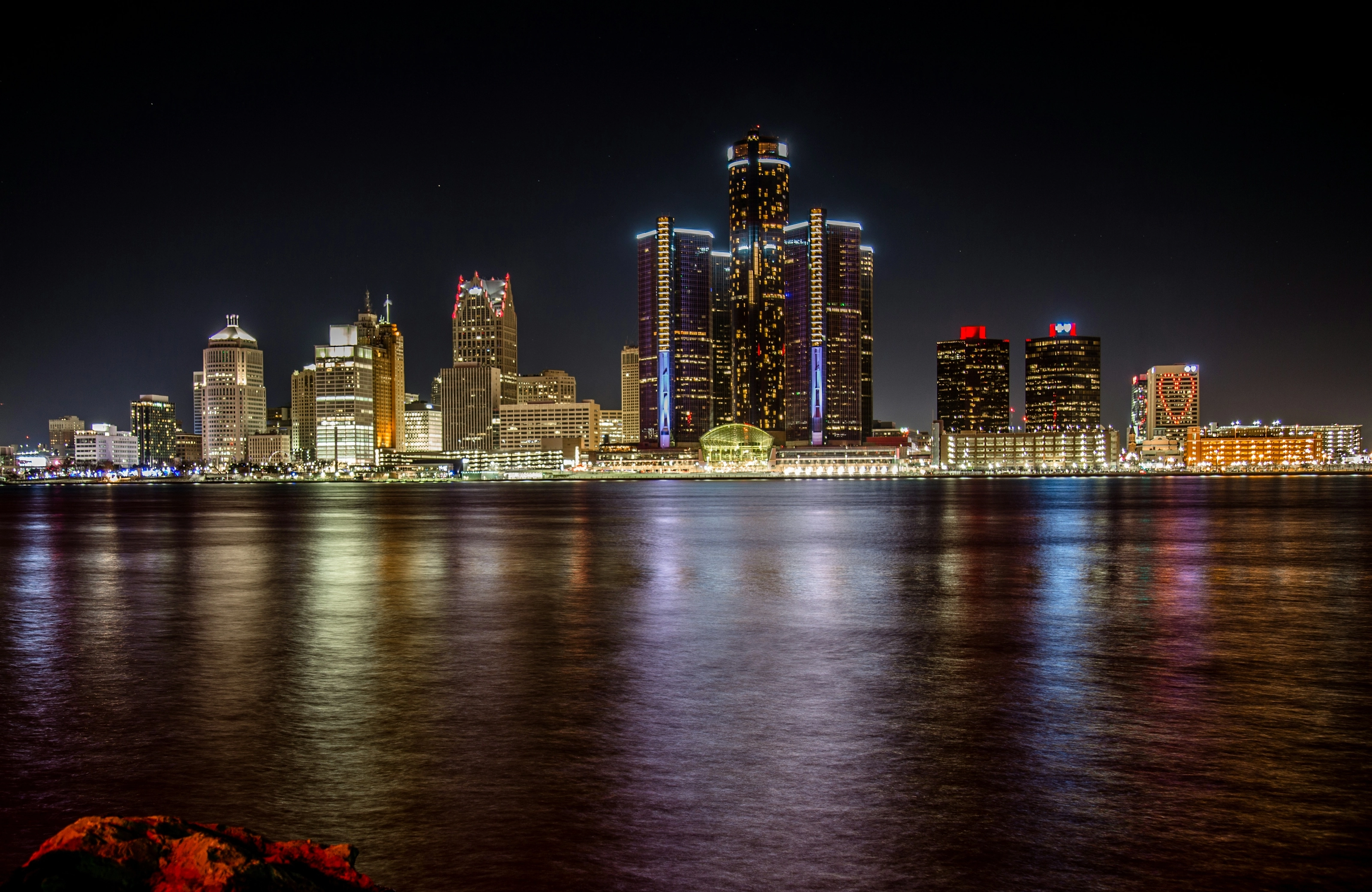 Skyline de Detroit et Renaissance Center illuminés la nuit depuis la rivière