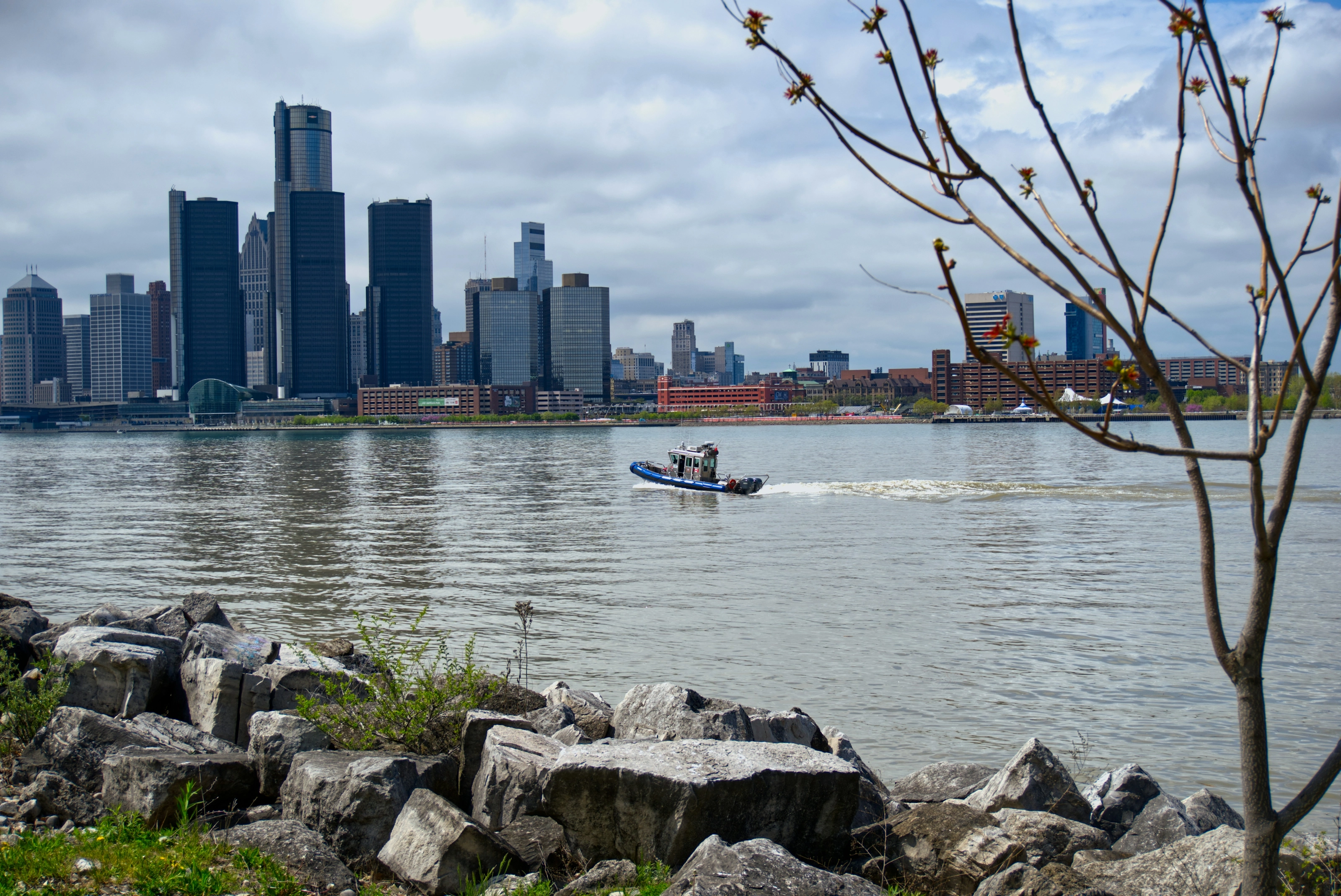Bateau sur la rivière Detroit face au skyline et au Renaissance Center