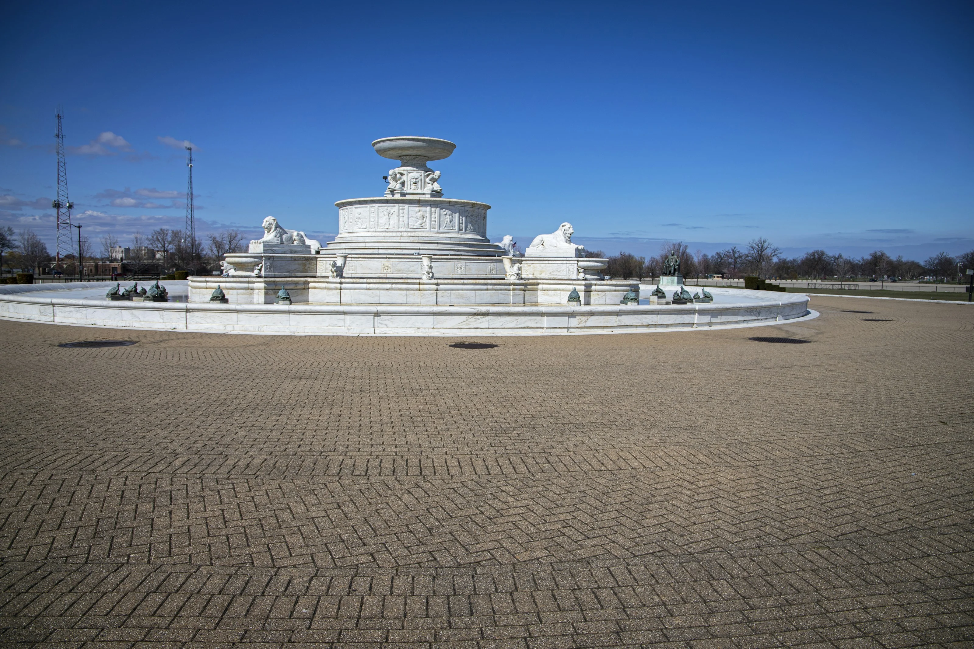 Scott Memorial Fountain on Belle Isle under a clear blue sky