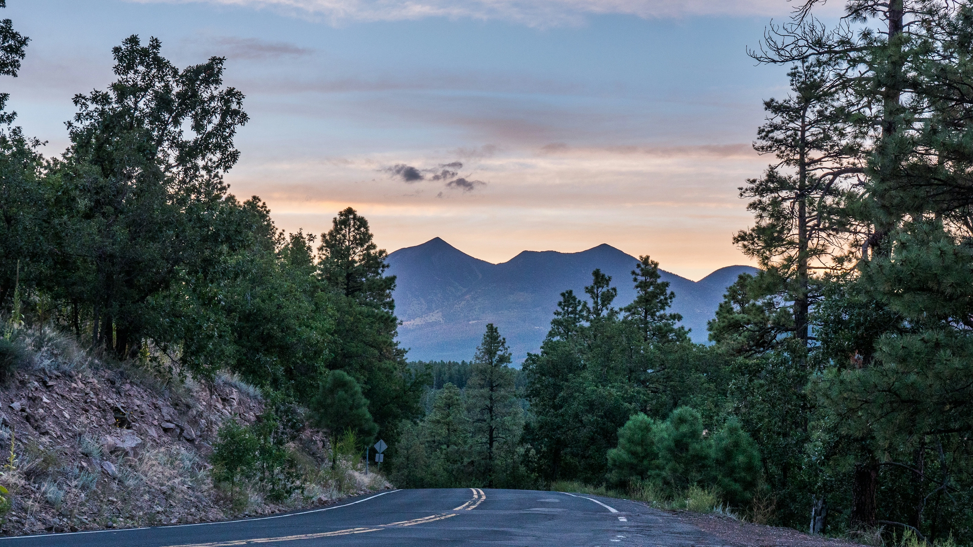 Route de montagne au coucher du soleil vers l'observatoire Lowell, Flagstaff