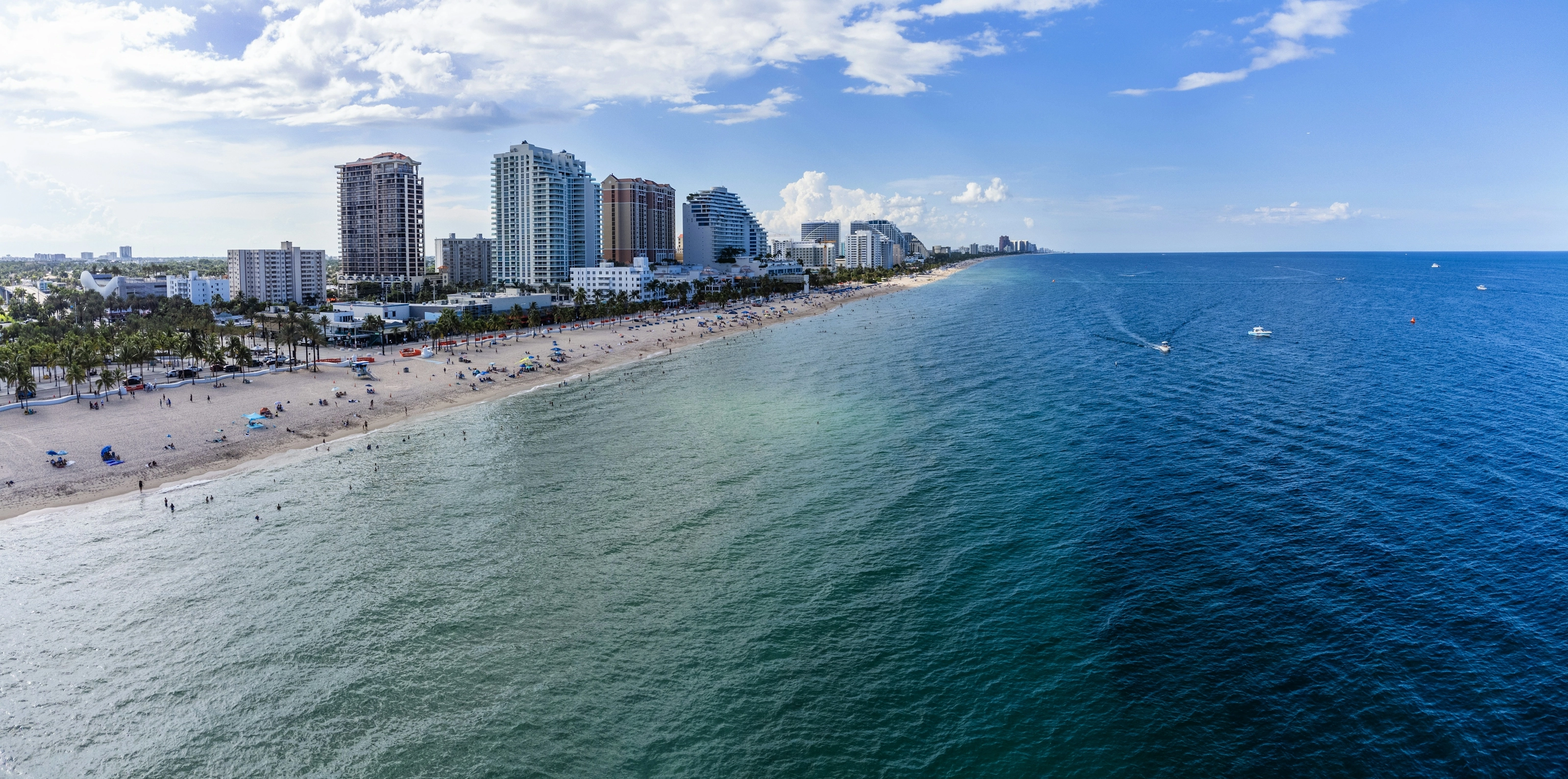 Plage de Fort Lauderdale bordée d'immeubles et de sable blanc