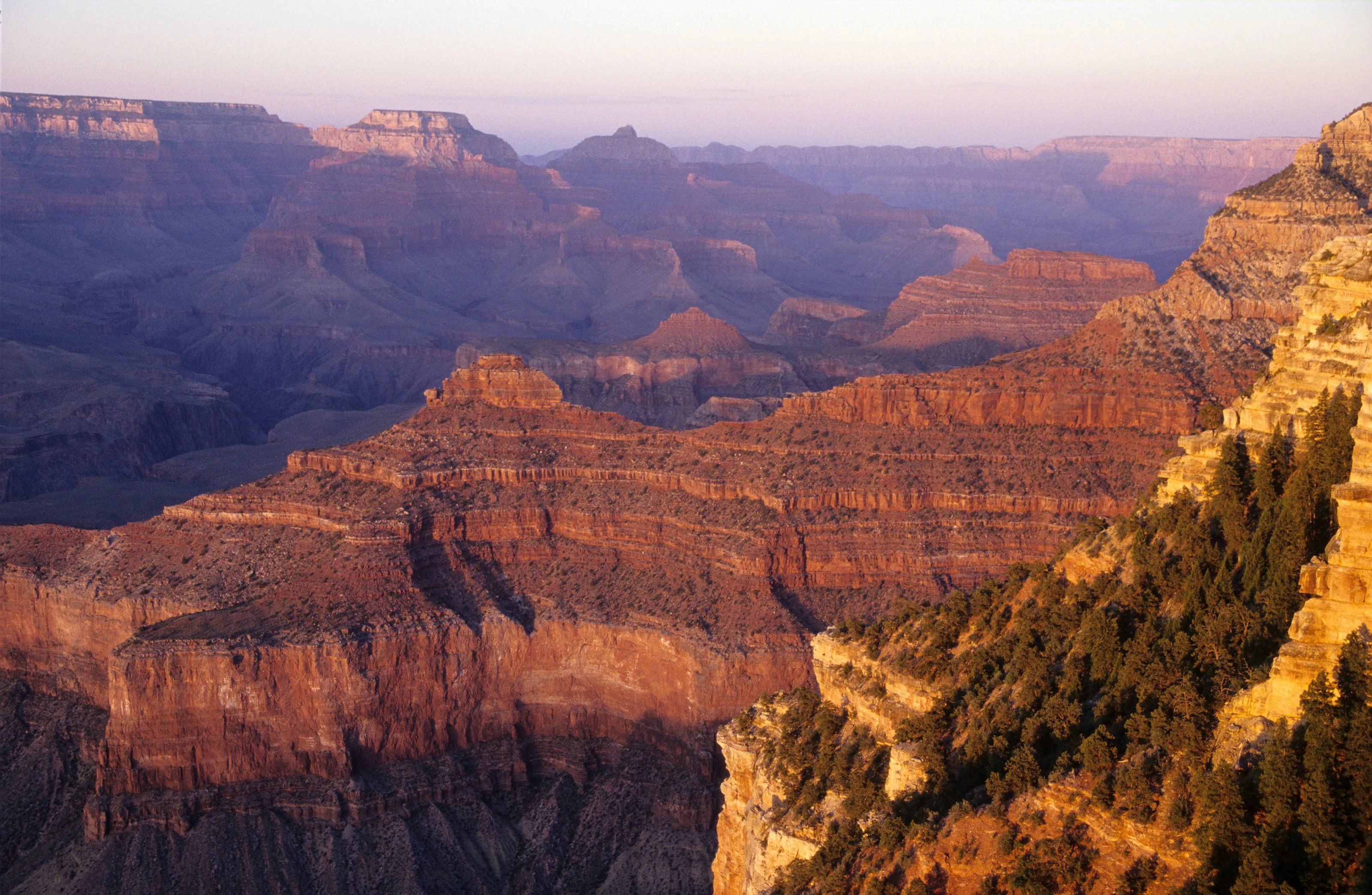 Sonnenuntergang über den roten Felsformationen des Grand Canyon