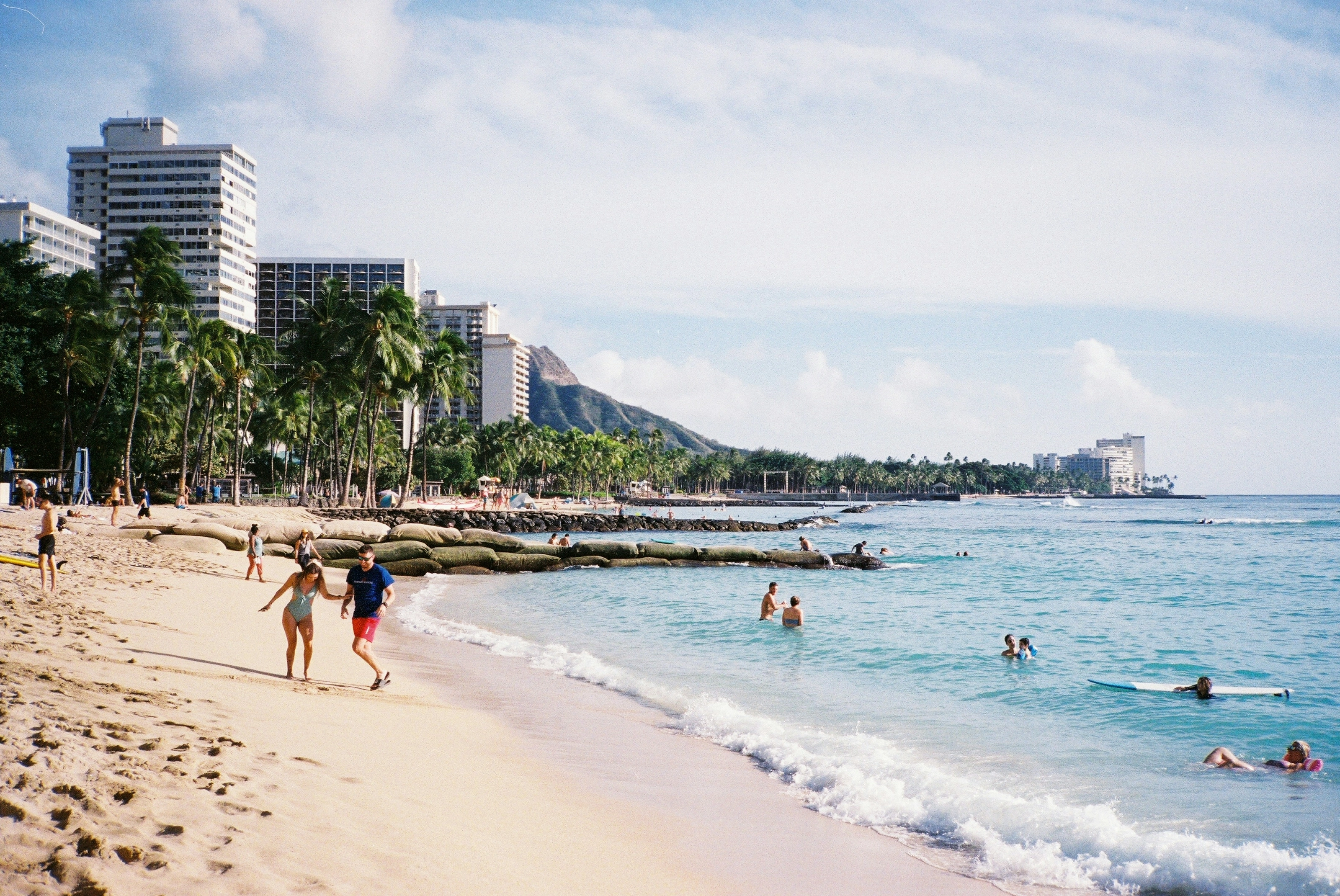 Plage de Waikiki avec baigneurs et surfeurs, Diamond Head en arrière-plan