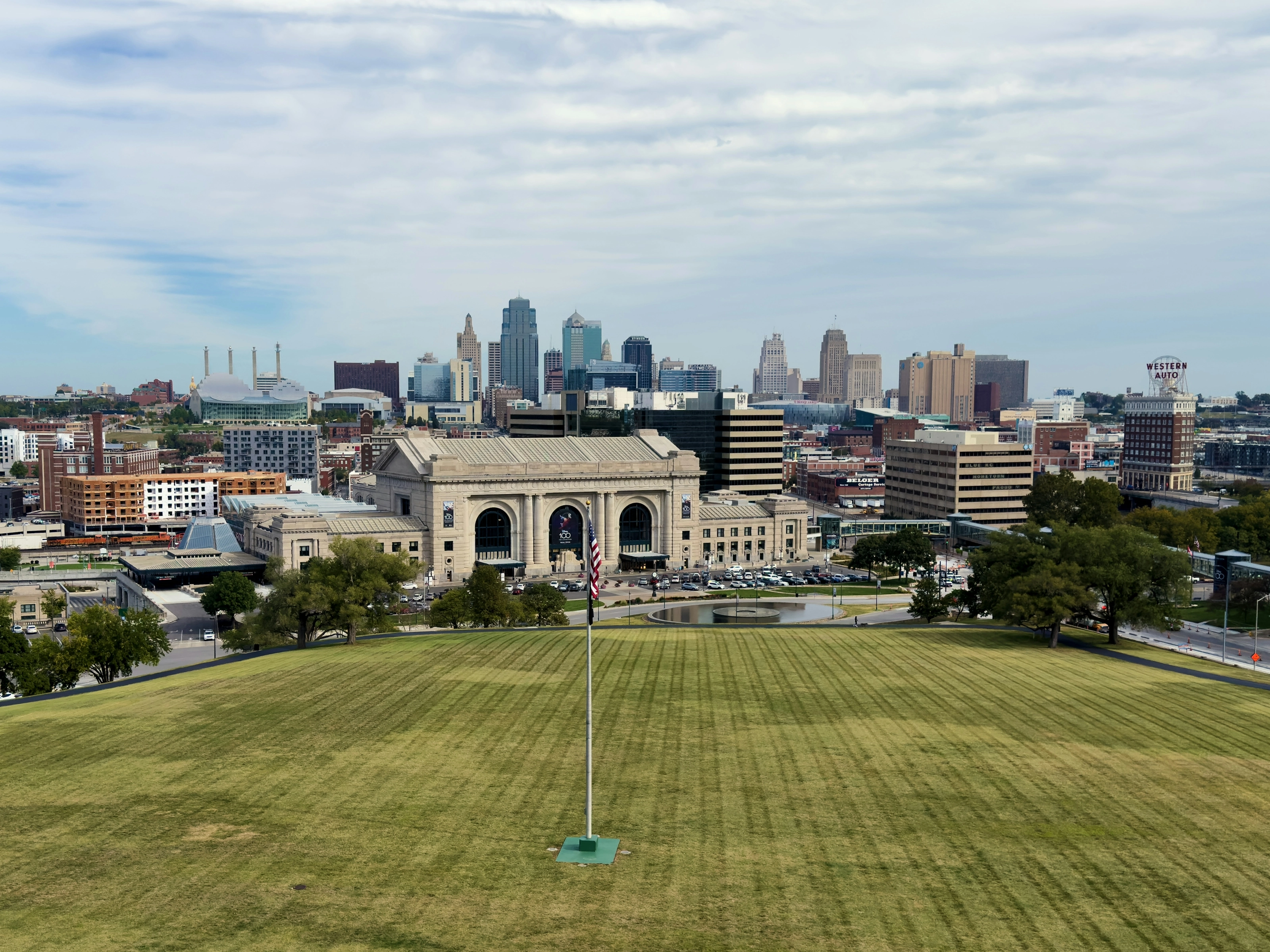 Union Station et le centre-ville de Kansas City vus depuis Liberty Memorial