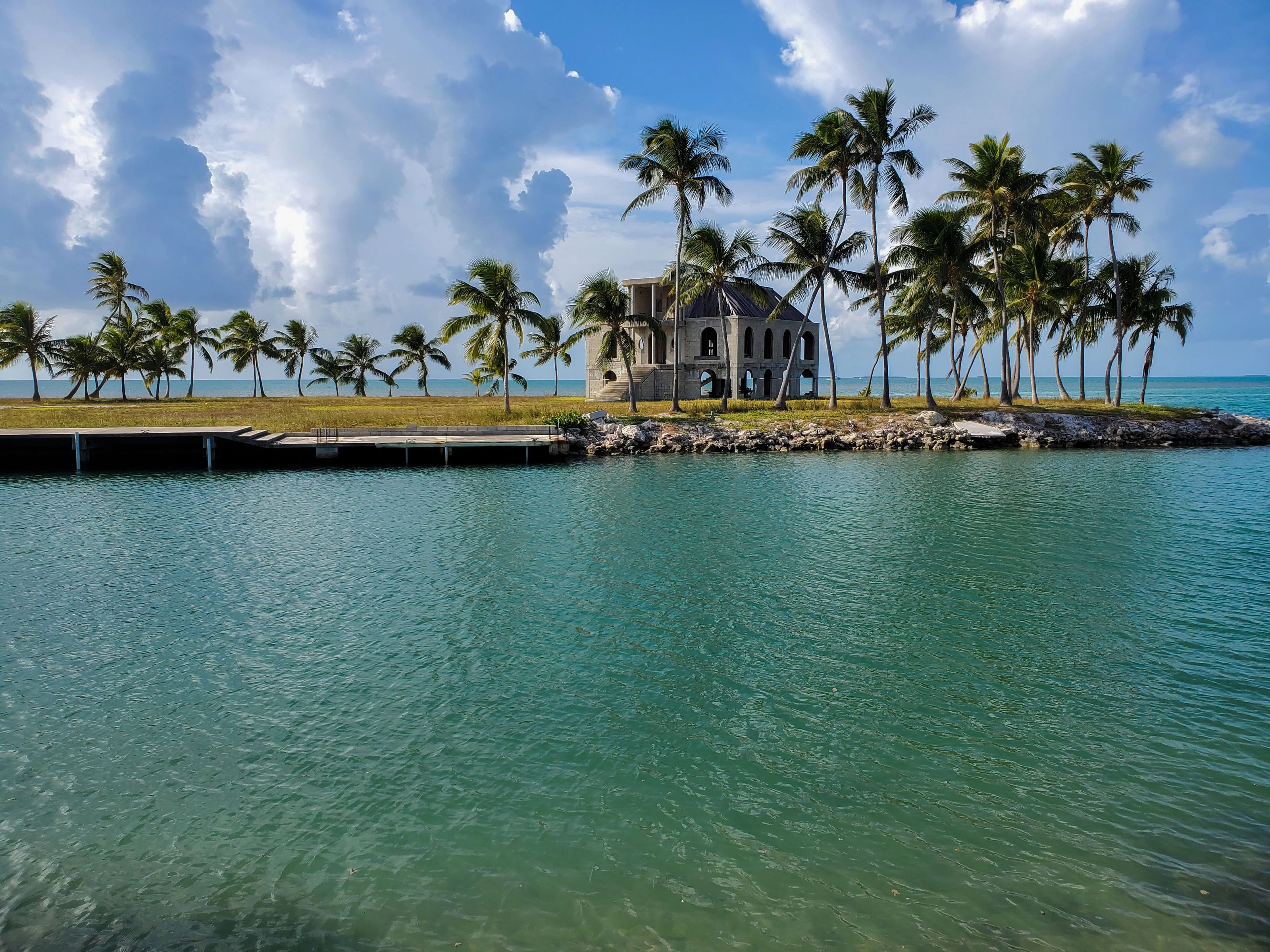 Eaux turquoise et palmiers autour d'un îlot des Keys