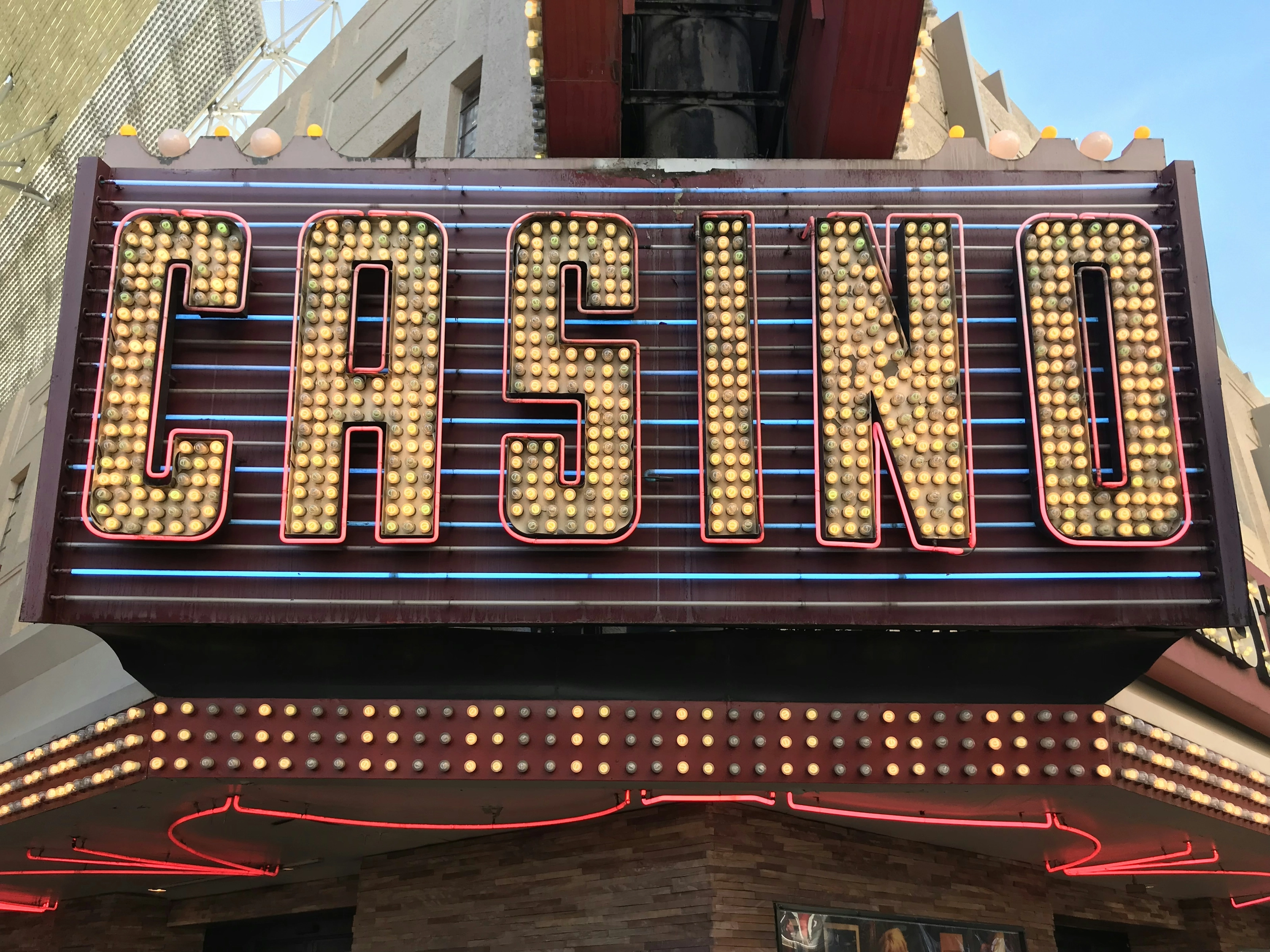 Enseigne néon d'un casino historique sur Fremont Street, Las Vegas