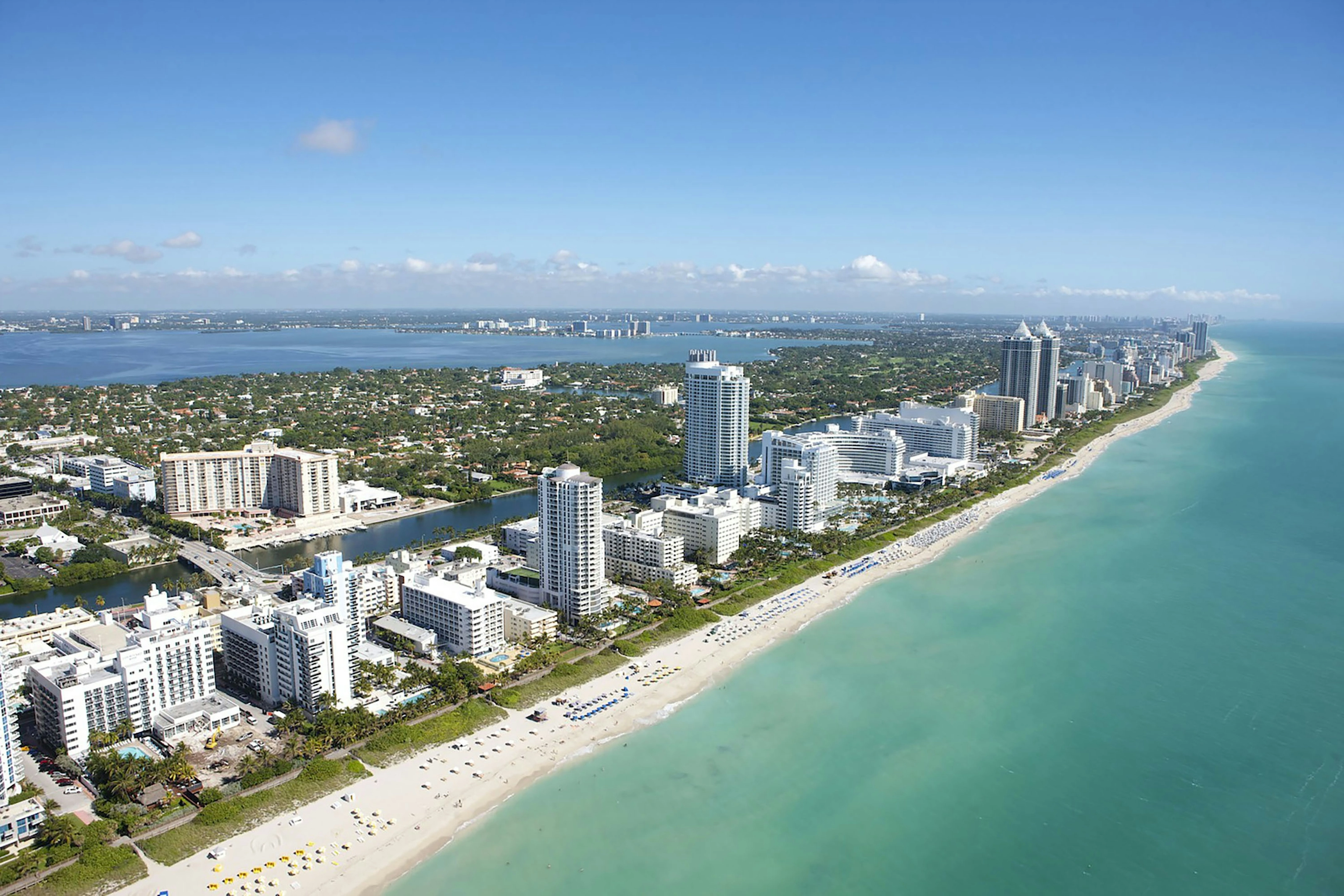 Vue aérienne des plages turquoise de Miami