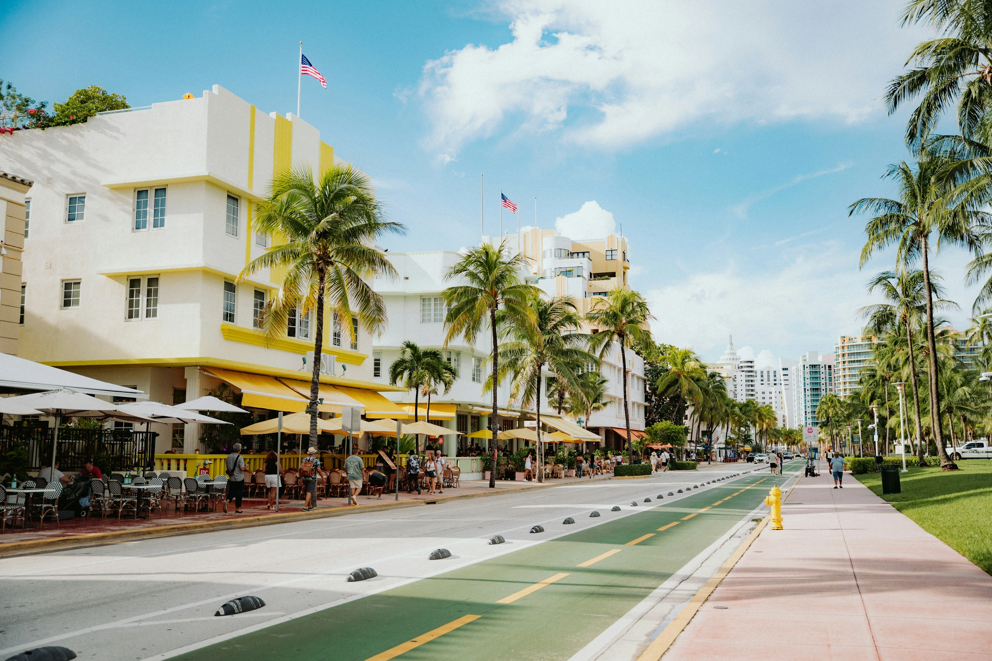 Ocean Drive à Miami Beach, palmiers et façades Art déco