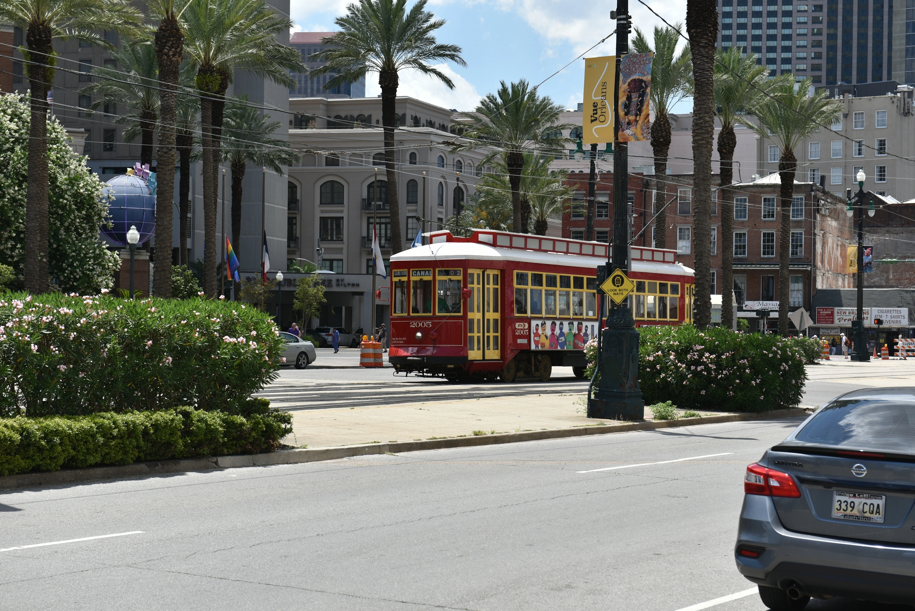 Tramway historique rouge sur St. Charles Avenue, La Nouvelle-Orléans