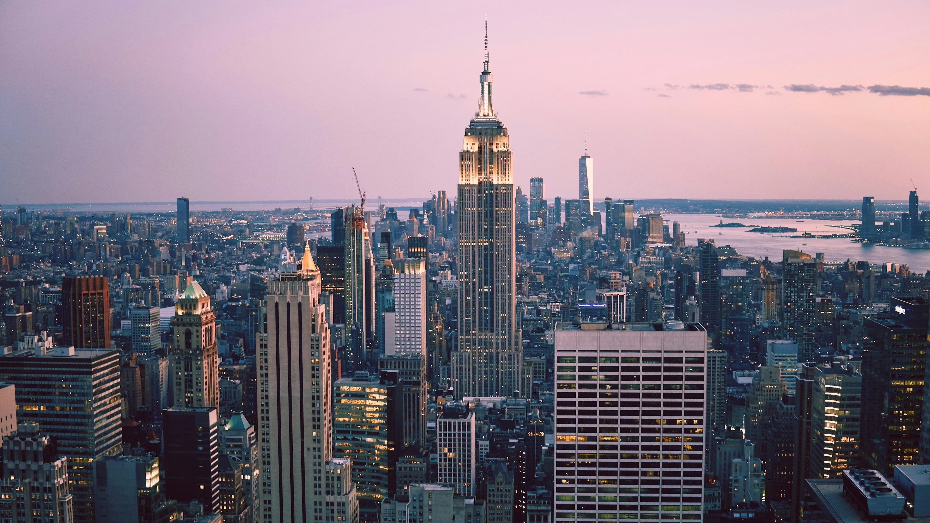 Empire State Building dominant le skyline de Manhattan au crépuscule