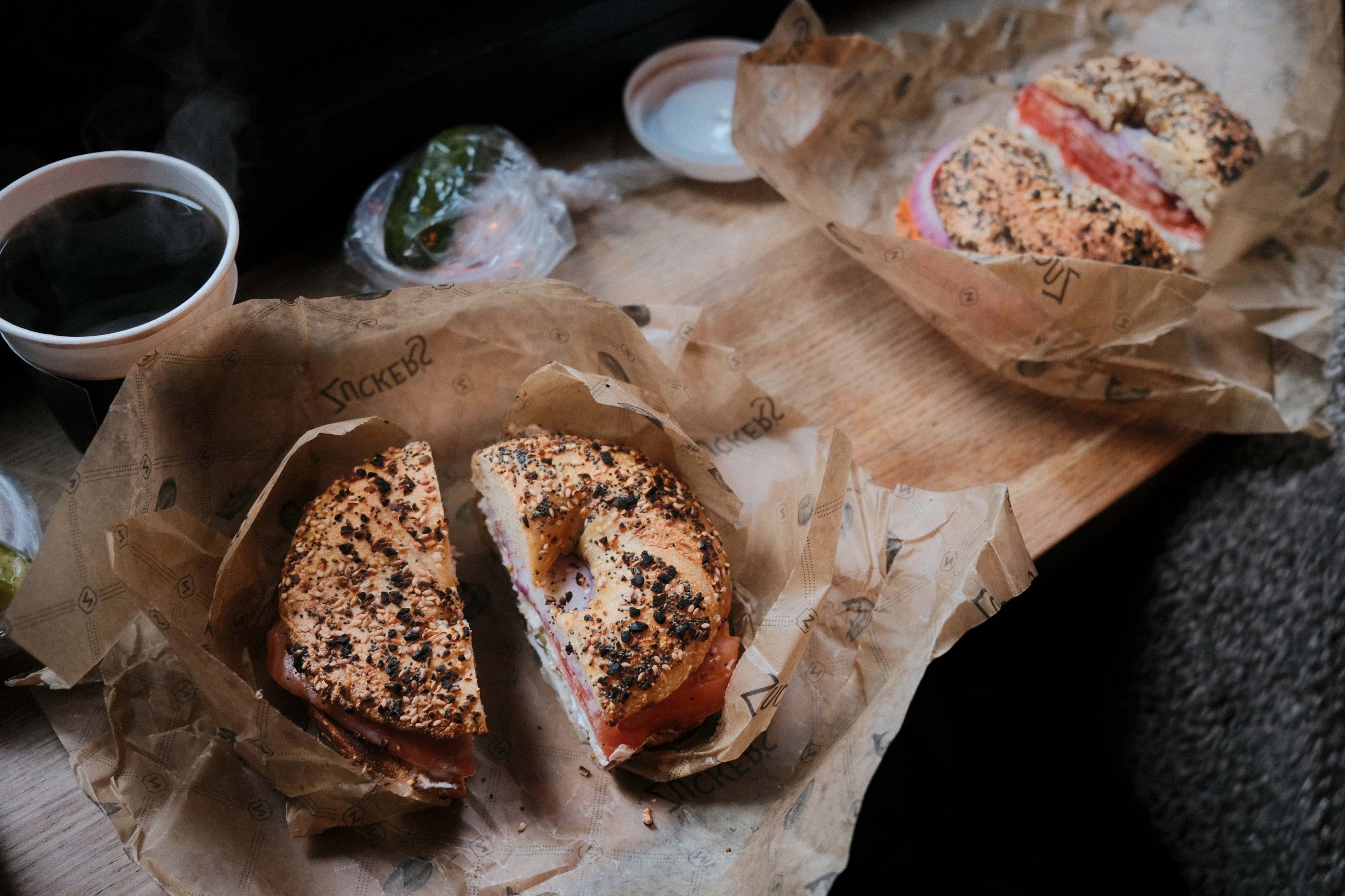 Bagels new-yorkais garnis, coupés en deux