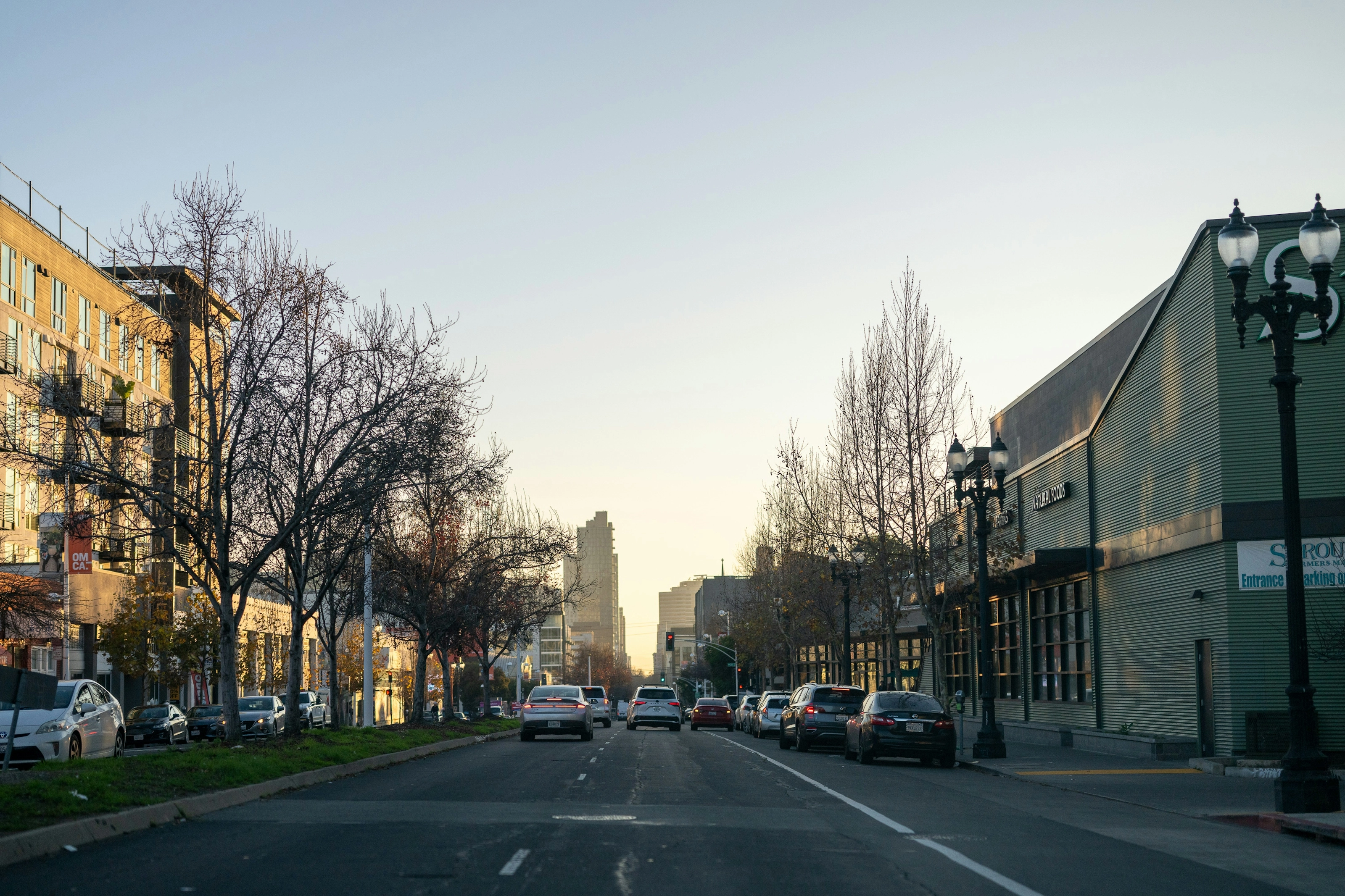 Rue de Downtown Oakland au coucher du soleil