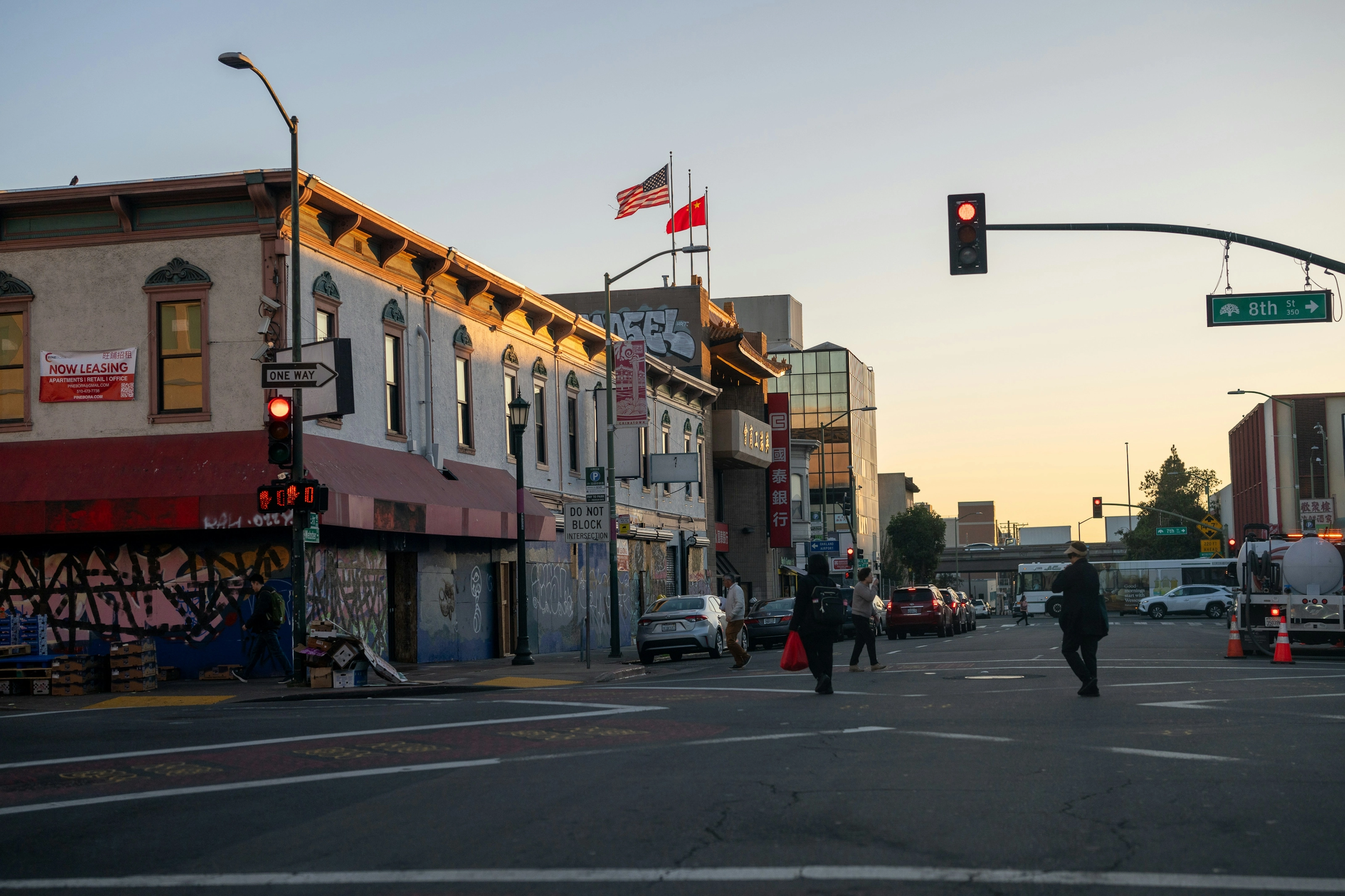 Carrefour animé du quartier chinois d'Oakland au crépuscule